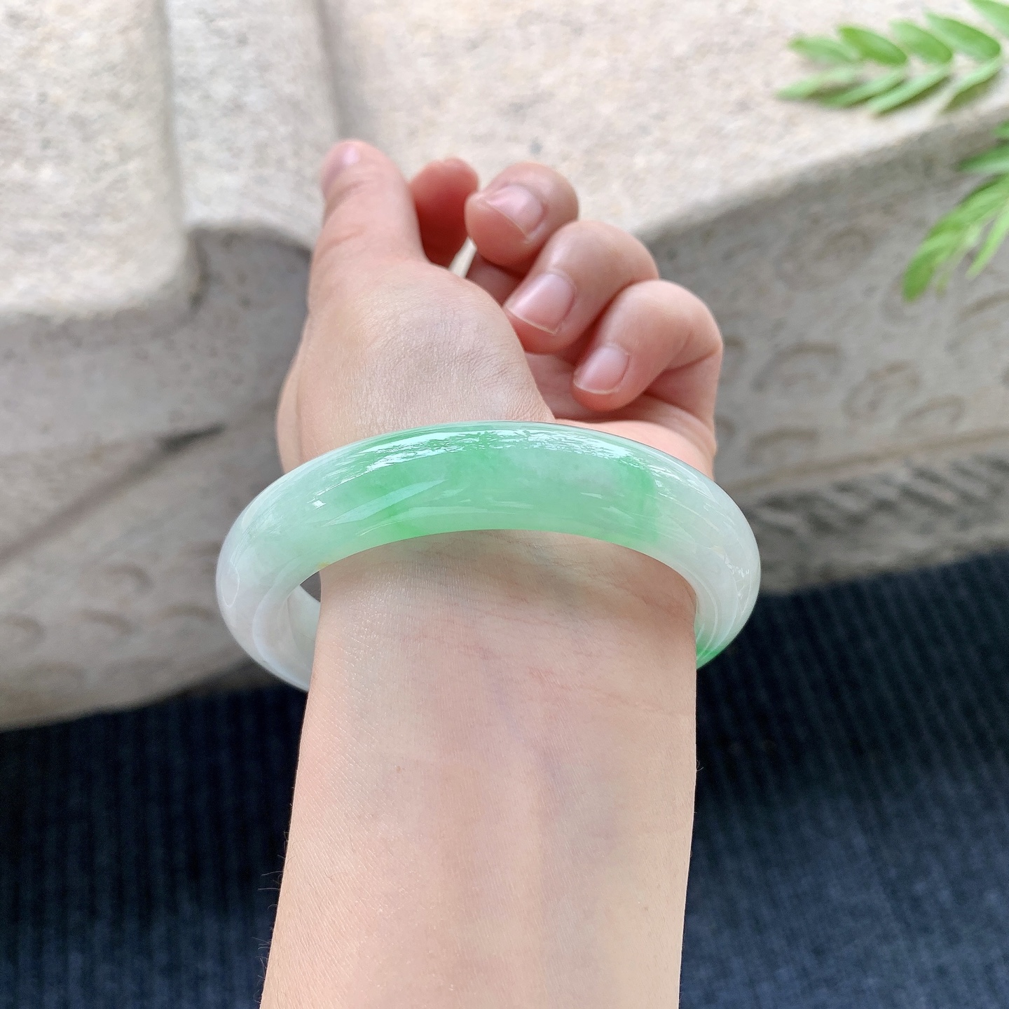 正圈56 57【圈口】57.4/12.9/9.1【编码】A1123072【描述】糯冰飘阳绿，水润，种老，细腻，打灯有絮线