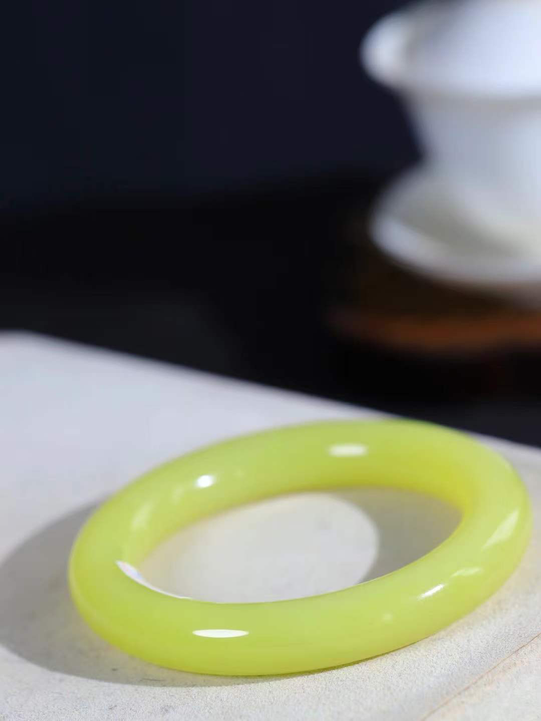 【玉佳人·手镯】

精品和田玉黄口手镯 ，玉质细腻油润，做工细致精美，端庄素雅，亭亭玉立，芊芊素手。芊芊素手，怎能忘镯？秀美条，更显婀娜。内径55.5mm 尺寸11.9-12.3mm重74.3克 69401184T