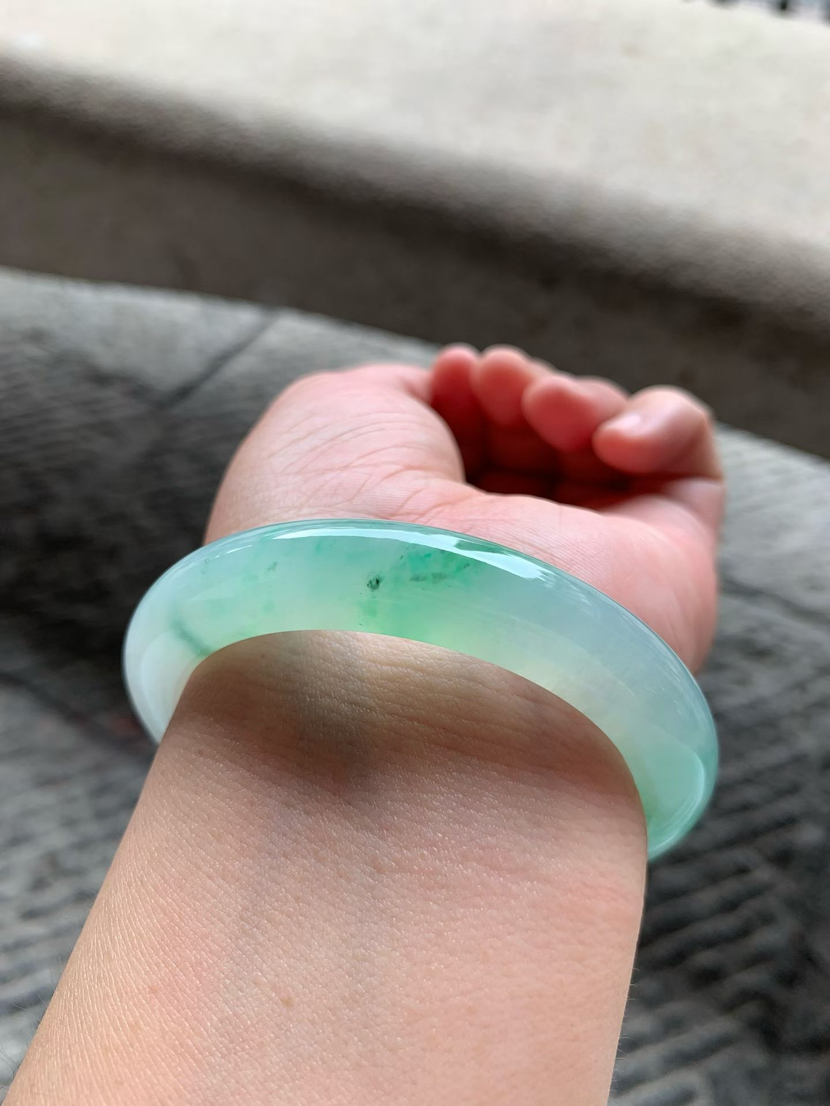 飘绿花正圈手镯尺寸56*11*9 老种通透，纯净细腻，胶润无比，颜色清新柔和，花色灵动轻盈！