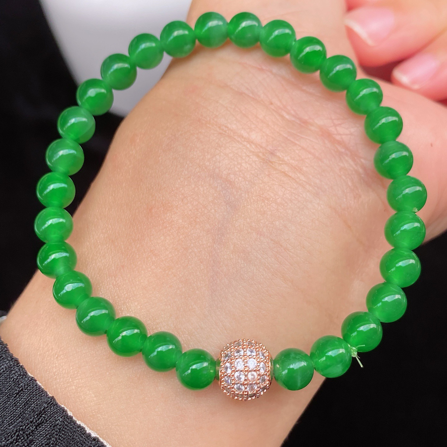 冰阳绿小米珠手串 
冰透种好 色辣色阳
色满色均 实物更美～