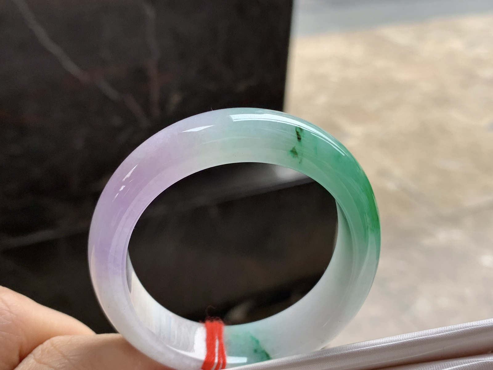 50.4-13.1-8

春带彩贵妃手镯^_^鲜艳 玉质温润 细腻 正圈48小手可以带