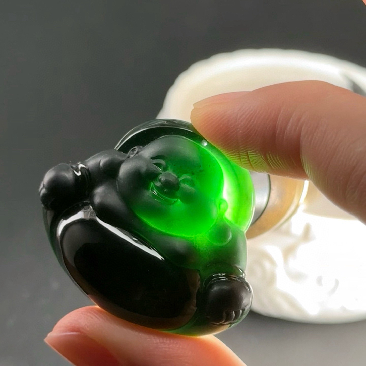 精品墨翠大肚佛裸石 种好色正 黑度极好 打灯通透 油性十足 尺寸31.5