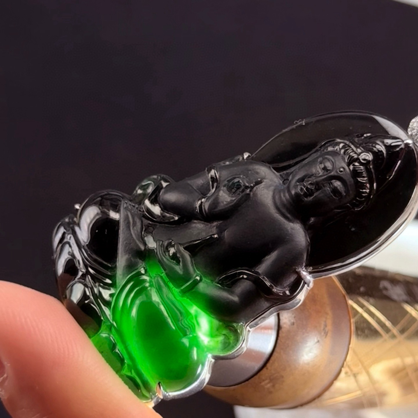 精品18k墨翠观音 种好色正 黑度极好 打灯通透 油性十足 尺寸54.6