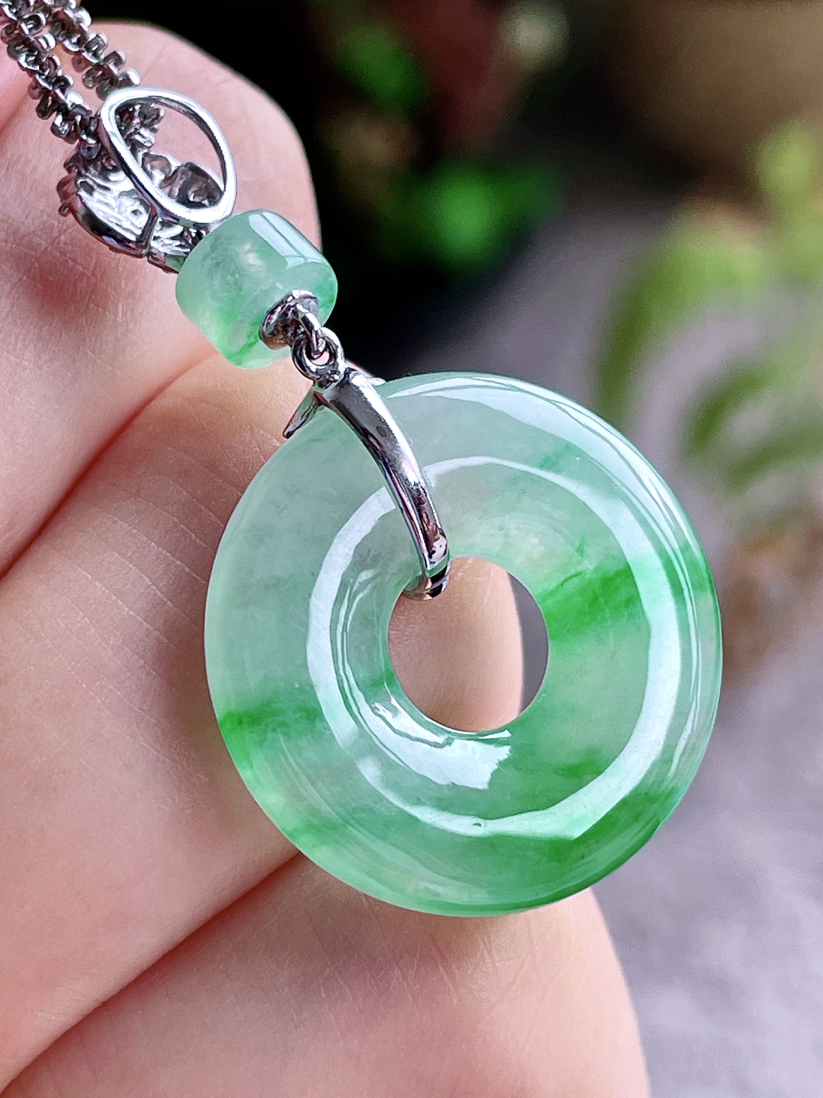 【镶嵌】高冰飘绿花甜甜圈吊坠  
【说明】缅料 18k金镶嵌 性价比高 飘花
【整体】38.7
【裸石】22-3.5