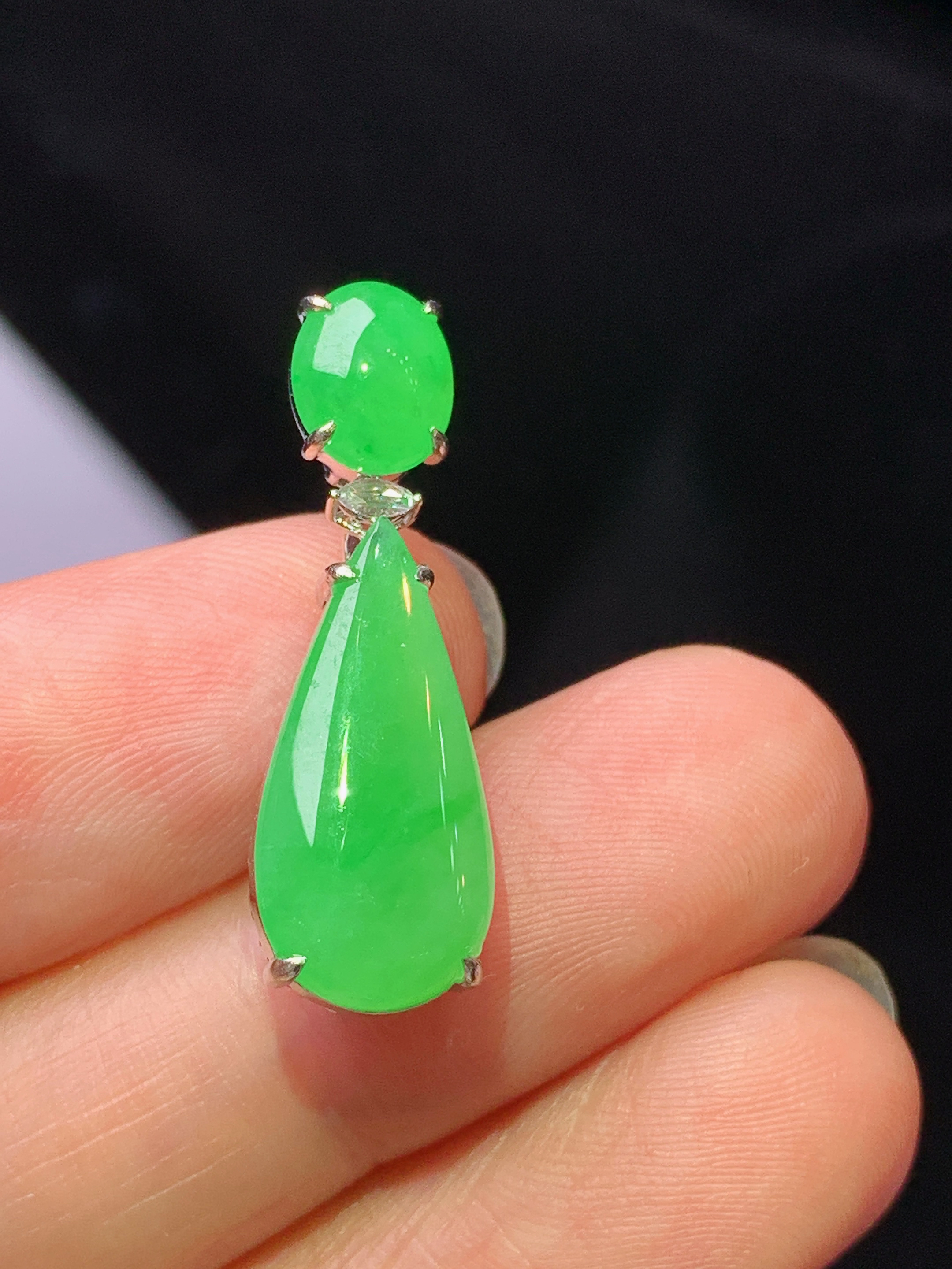 18k金钻镶嵌翠绿水滴吊坠 玉质细腻 色泽艳丽清新 水润亮眼 整体尺寸27*8.6*6.6j2