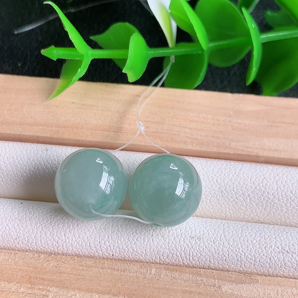 冰润转运珠翡翠吊坠，寓意“时来运转，财源滚滚” 寓意佳，紫气东来，颜色清爽，无纹裂，佩戴效果优雅迷人！性价比超值！W49.11  尺寸：11.5mm