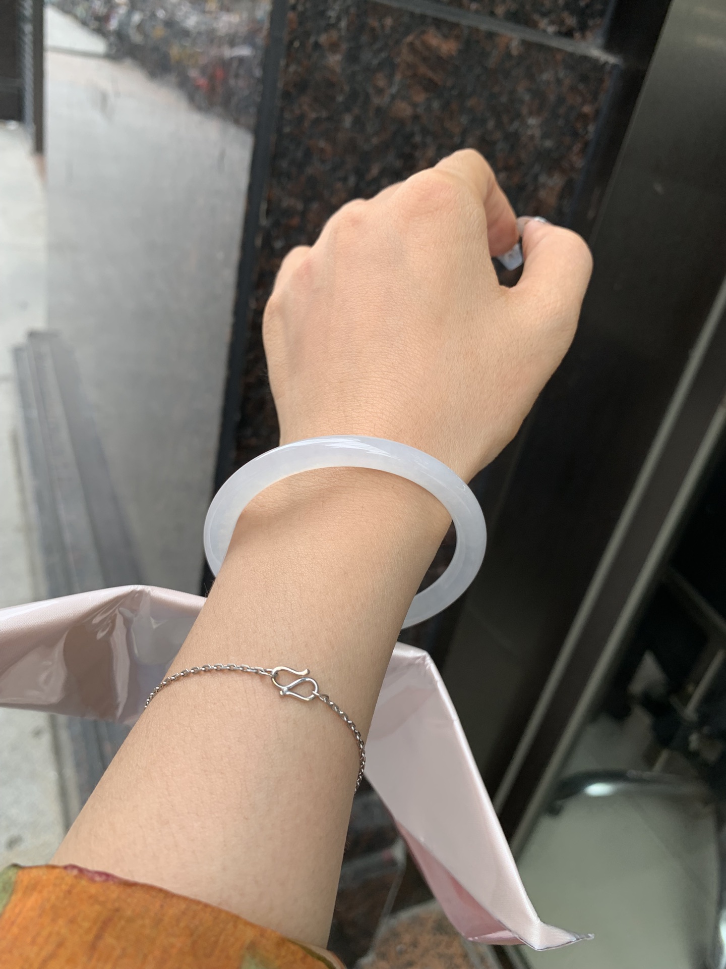 白月光美人条 54.3-7-6 0412-N410-3 打灯细纹，底妆细腻，水水润润的白月光，如同夜空中最温柔的那一抹月光，轻轻洒落你的手腕，带来一份宁静与雅致