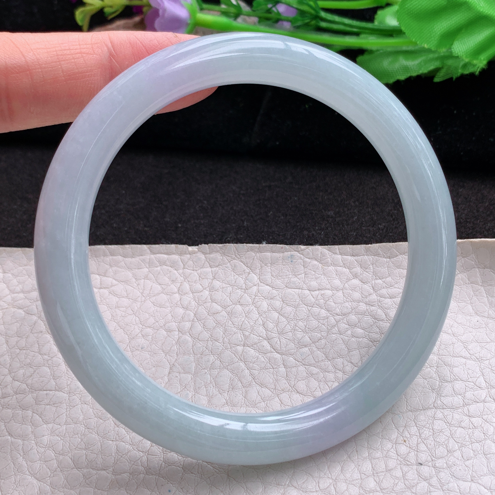 js大圈口64*9.5美人镯 天然翡翠a货手镯浅绿胶感圆条正圈玉镯子