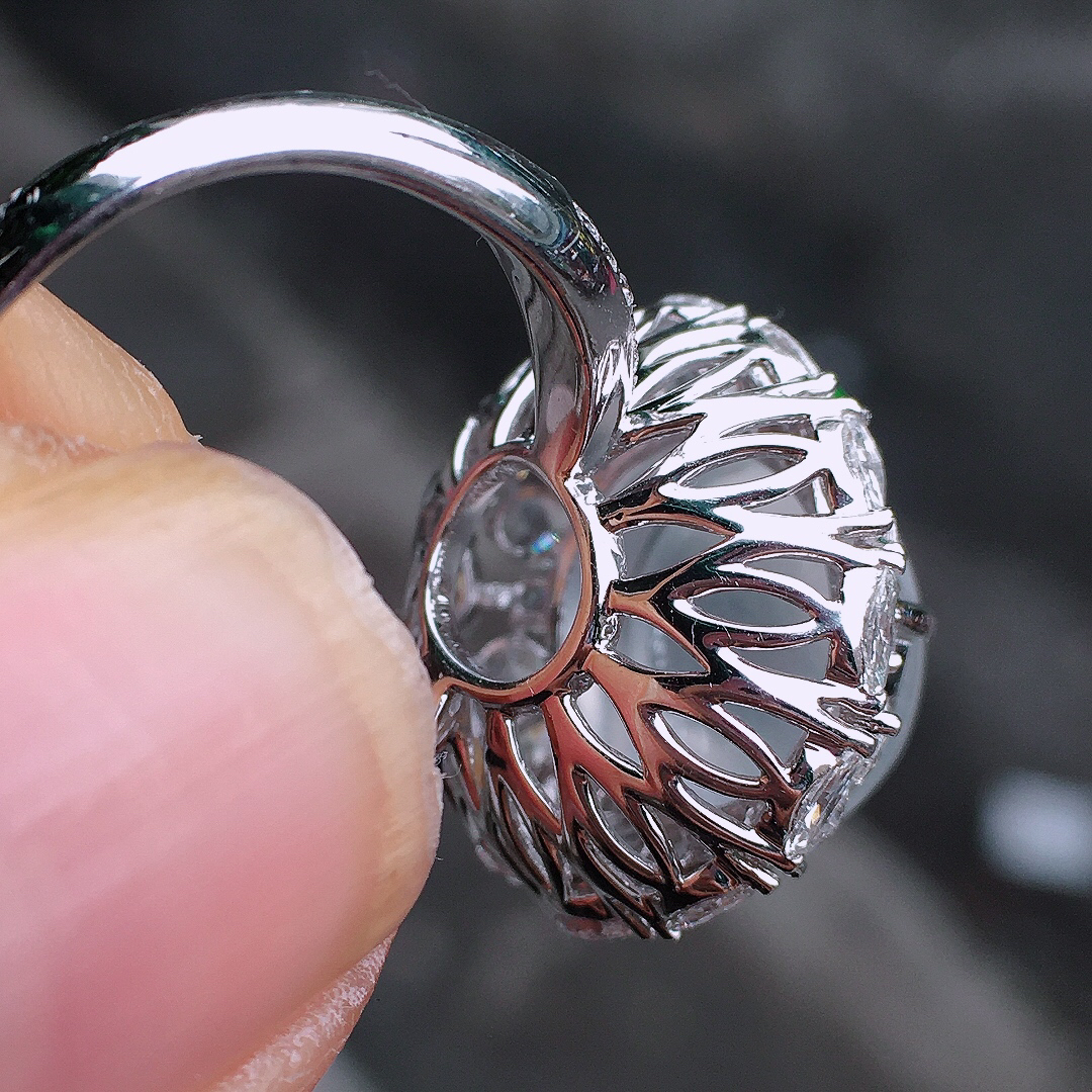 冰种蛋面戒指，玉质细腻，荧光感超
强，饱满圆润，尽显优雅气质，18k
金豪华镶嵌