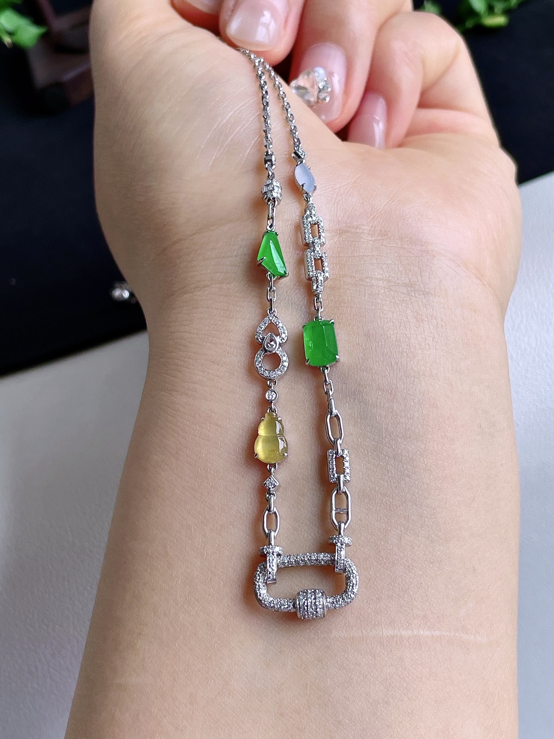 【镶嵌】高冰多宝随形扣项链【说明】缅料 18k金镶嵌 无裂 性比高【裸石】7-5.3-3【重量】10克