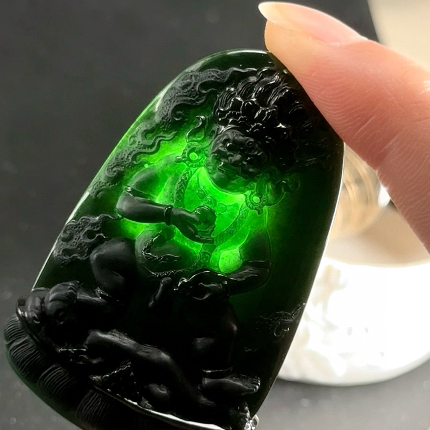 精品墨翠黄财神 种好色正 黑度极好 打灯通透 油性十足