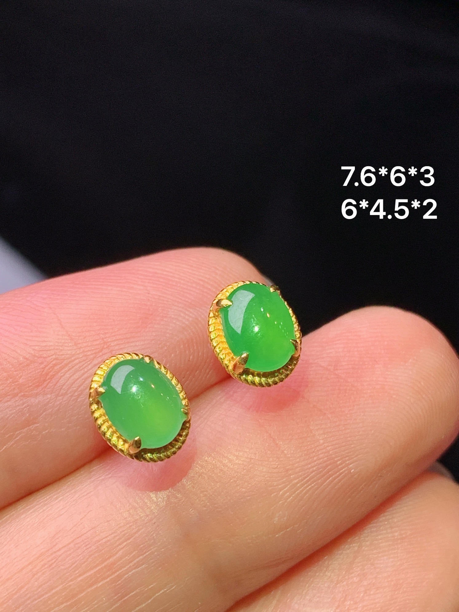 18k金钻镶嵌翠绿耳钉 玉质细腻 色泽艳丽清新 水润亮眼 整体尺寸7.6*6*3j2