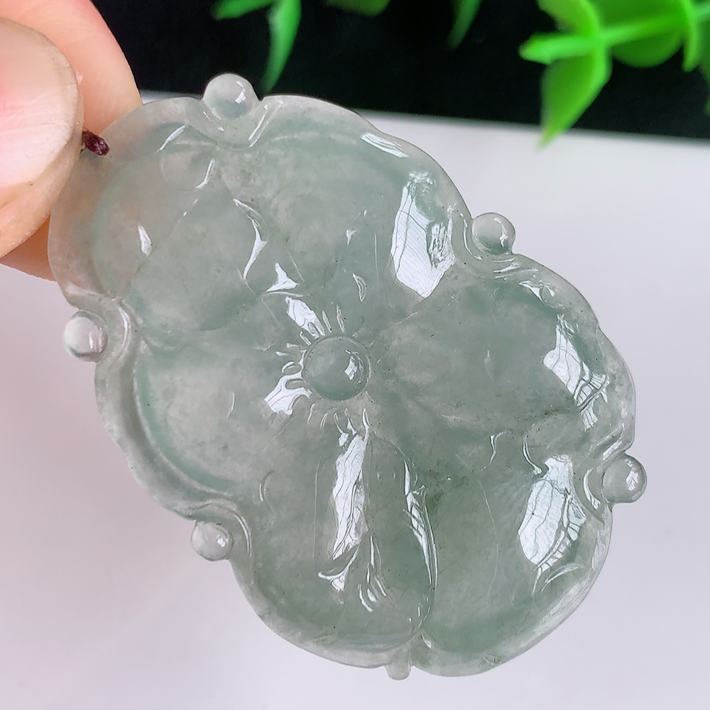 冰润荷叶鱼吊坠  荷叶花开富贵，水为财，愿人生如鱼得水”清秀高雅，线条流畅优美，颜色靓丽，佩戴效果优雅迷人！性价比超高！W41.11  尺寸：43-29.5-5.3mm