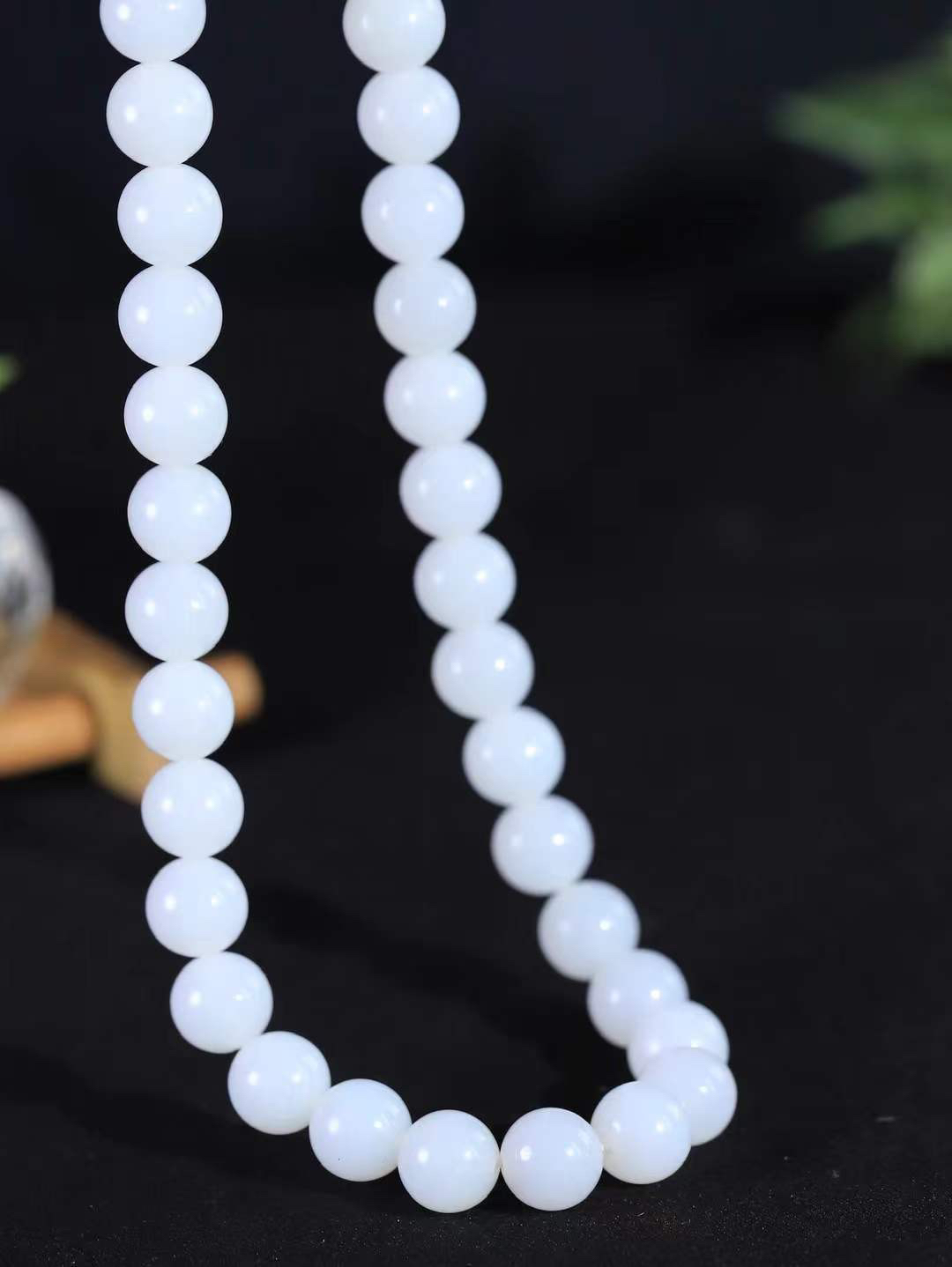 【珠圆玉润.项链】

精品和田玉白玉珠圆玉润项链，项链承载断除百八烦恼的祈愿，亦合四时流转之圆满，腕间颈间皆藏着人们对平安顺遂、福泽绵长的温柔期许。
重73.3克  尺寸取一9.9mm  45401099A