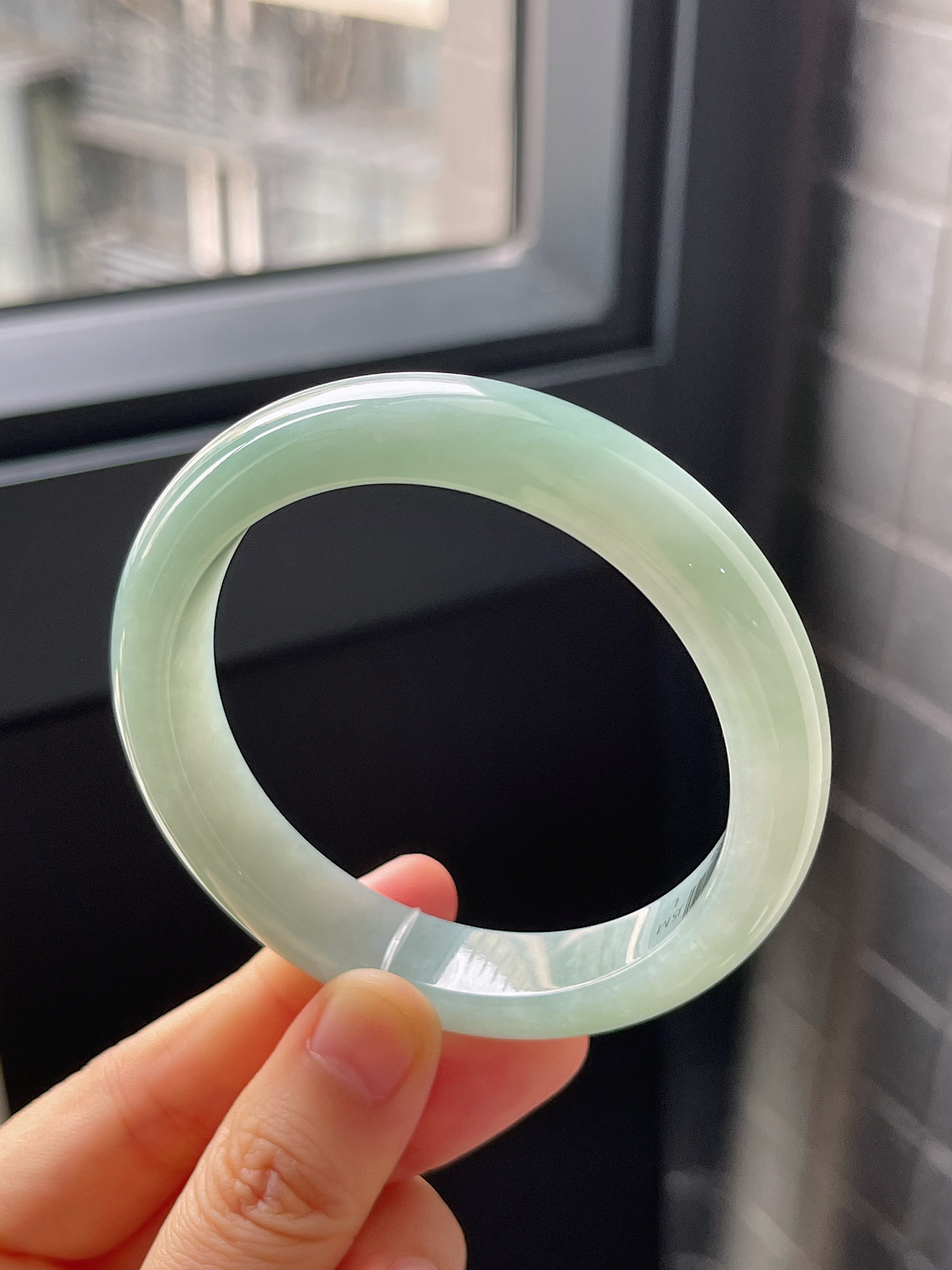 正圈57.4圈口，翡翠冰糯种淡绿色手镯