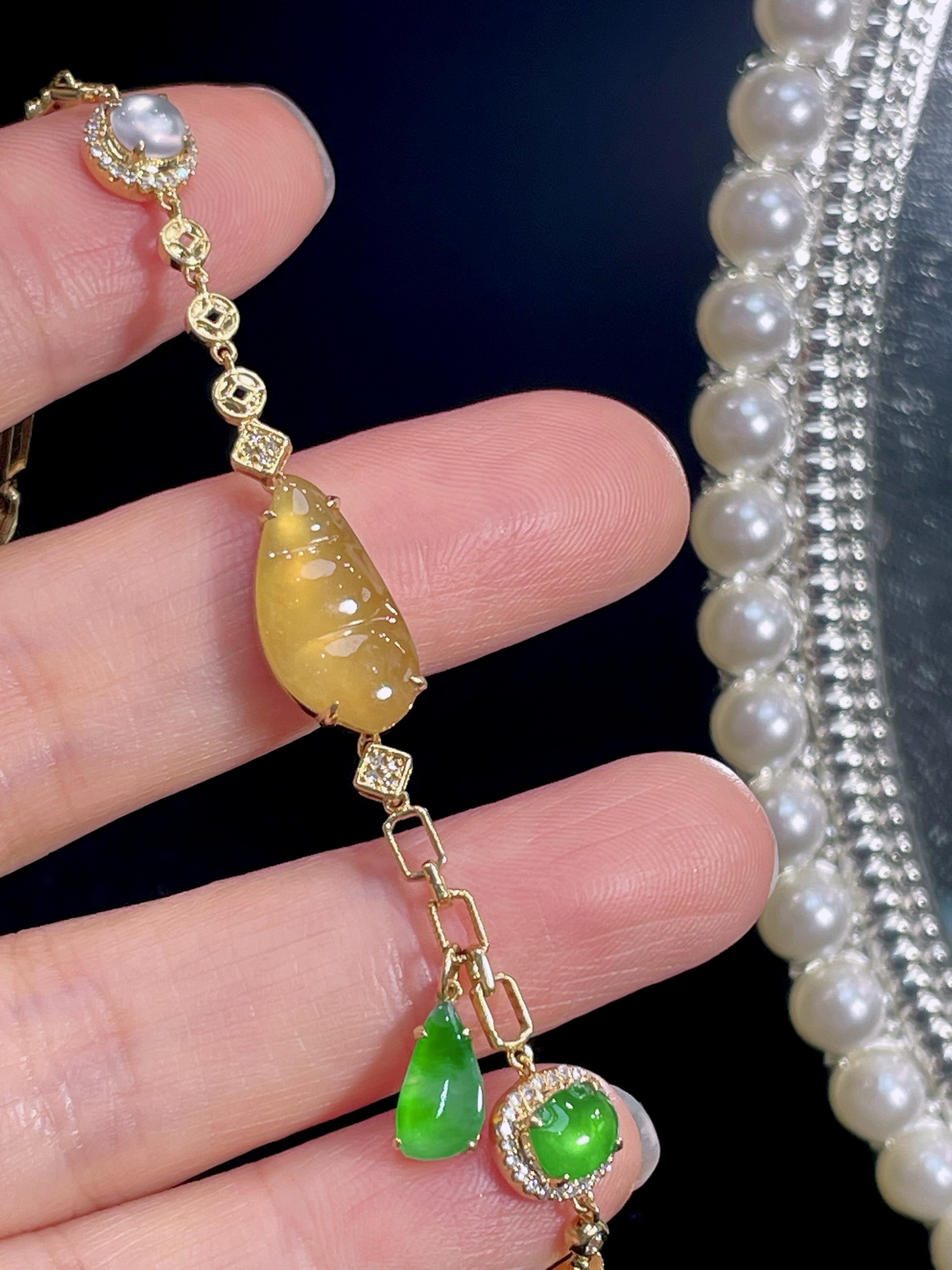 天然缅甸翡翠A货
冰黄翡福豆手链
18k金镶嵌钻石..