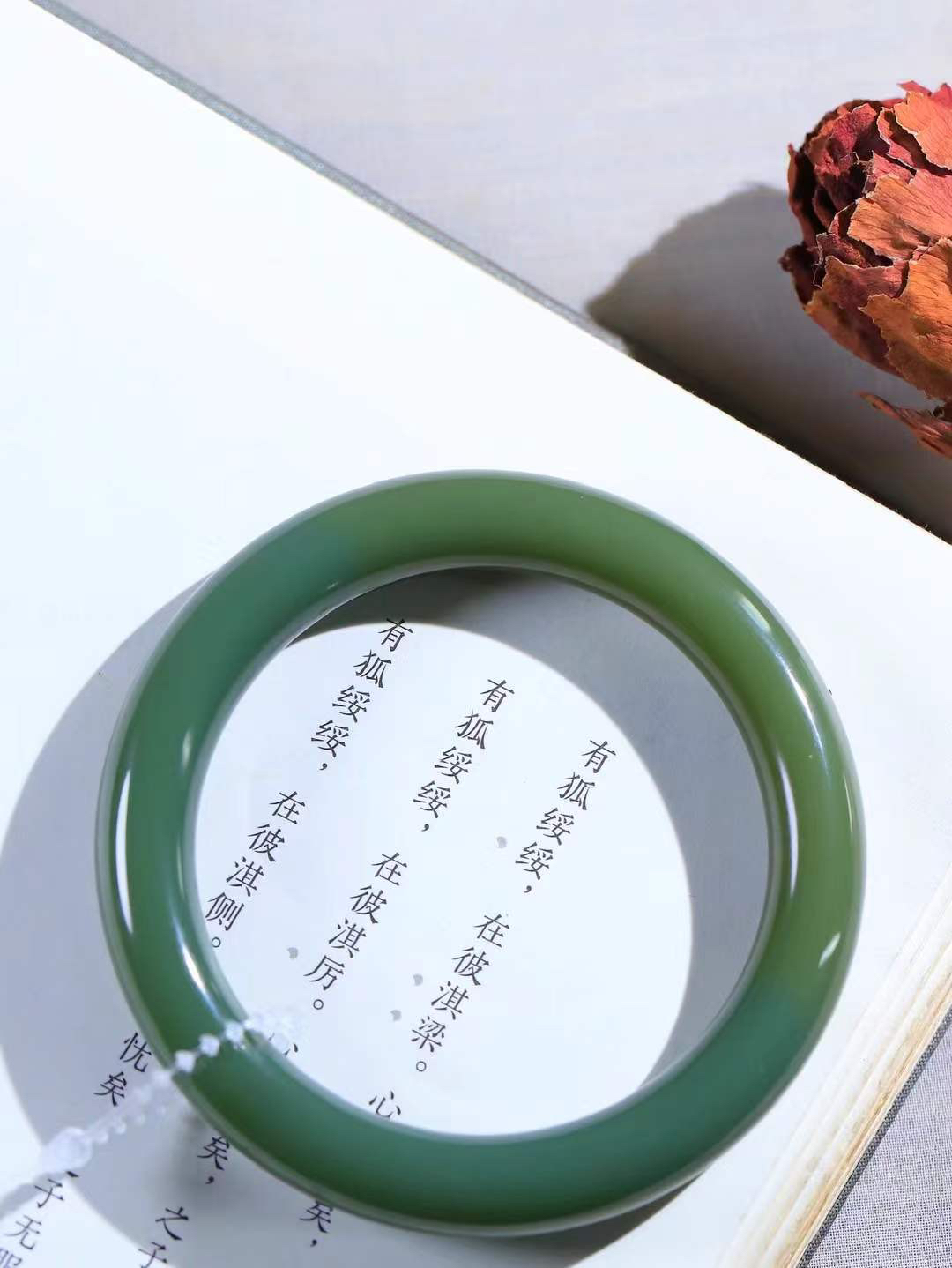 【碧波流转·手镯】

精品️和田玉碧玉圆条手镯，玉质细腻温润，手感舒适，️线条流畅，简约大气，美自天成，佩戴于腕间，婉约之美，举手投足间透出那份低调奢华，醉人心扉。
重55克 内径圈口57.5mm尺寸10.5-10.3mm  FDA-13401208