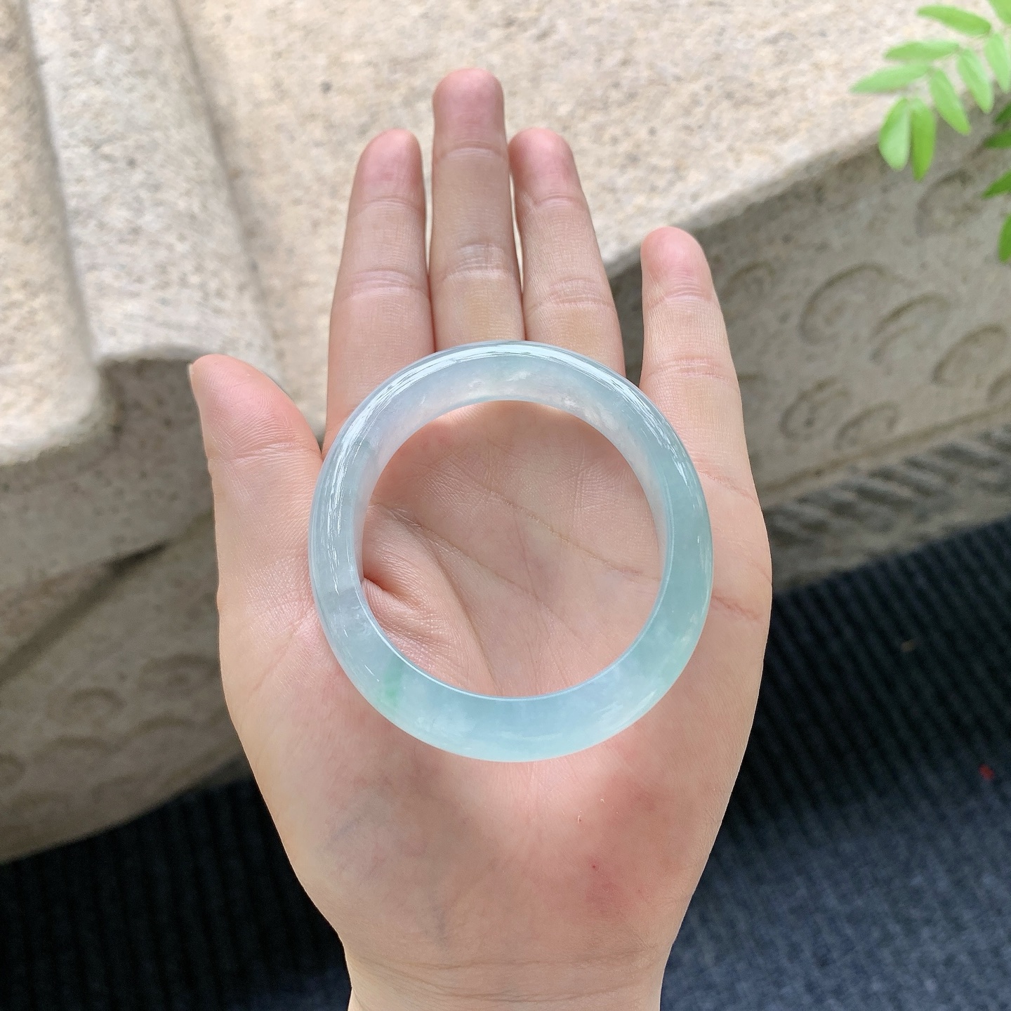 贵妃51 52【圈口】52.7/44.6/11.6/7.5【编码】DZ041214【描述】冰糯晴绿，水润，种老，细腻，无裂