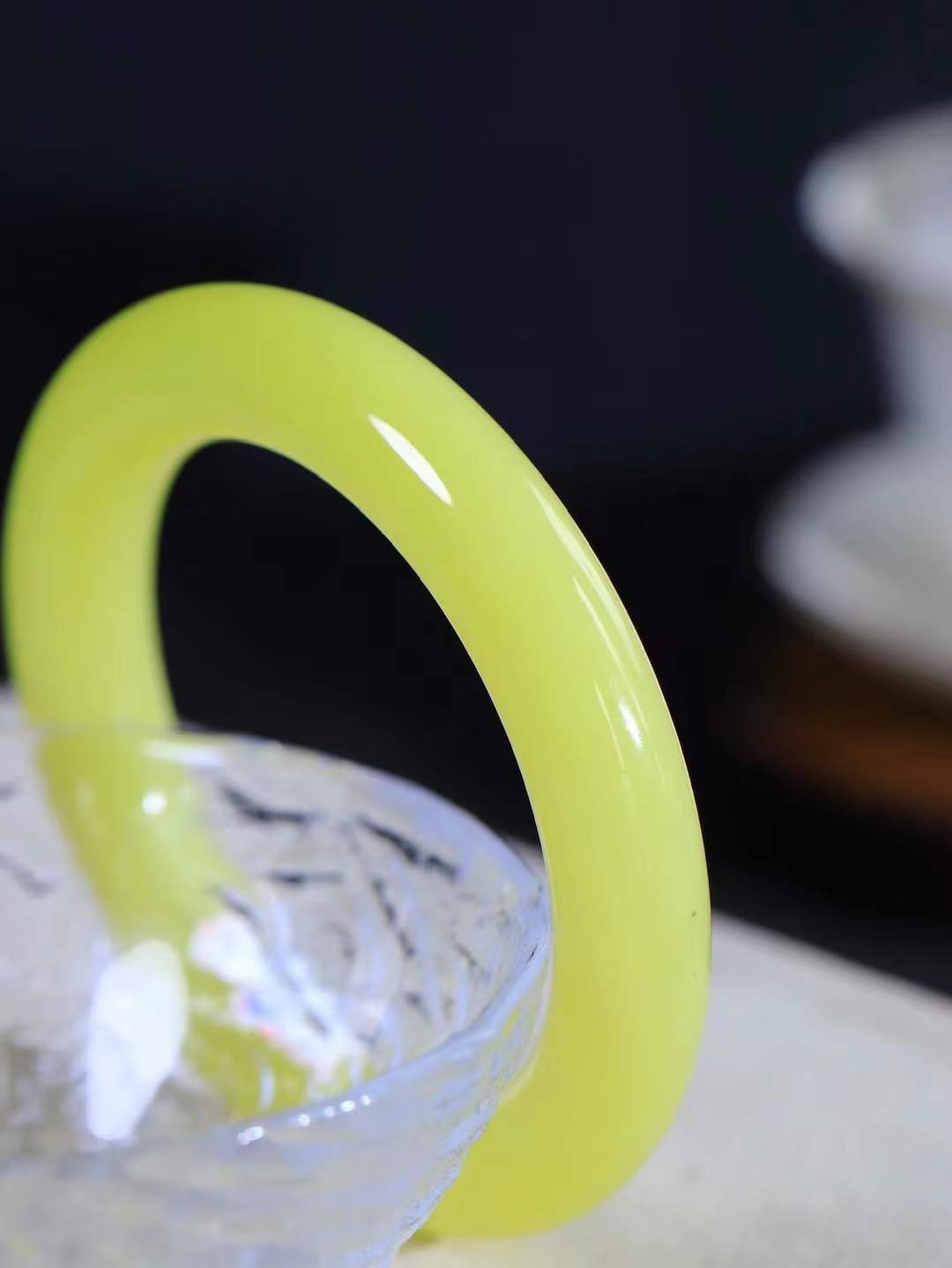 【玉佳人·手镯】

精品和田玉黄口手镯 ，玉质细腻油润，做工细致精美，端庄素雅，亭亭玉立，芊芊素手。芊芊素手，怎能忘镯？秀美条，更显婀娜。内径55.5mm 尺寸11.9-12.3mm重74.3克 69401184T