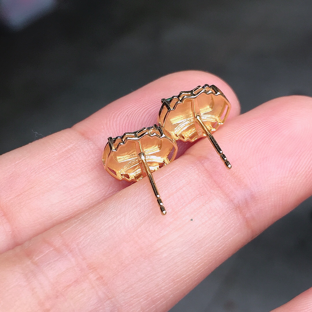 阳绿马鞍耳钉，色泽均匀艳丽，玉质细腻，荧光感超
强，饱满圆润，尽显优雅气质，18k
金豪华镶嵌