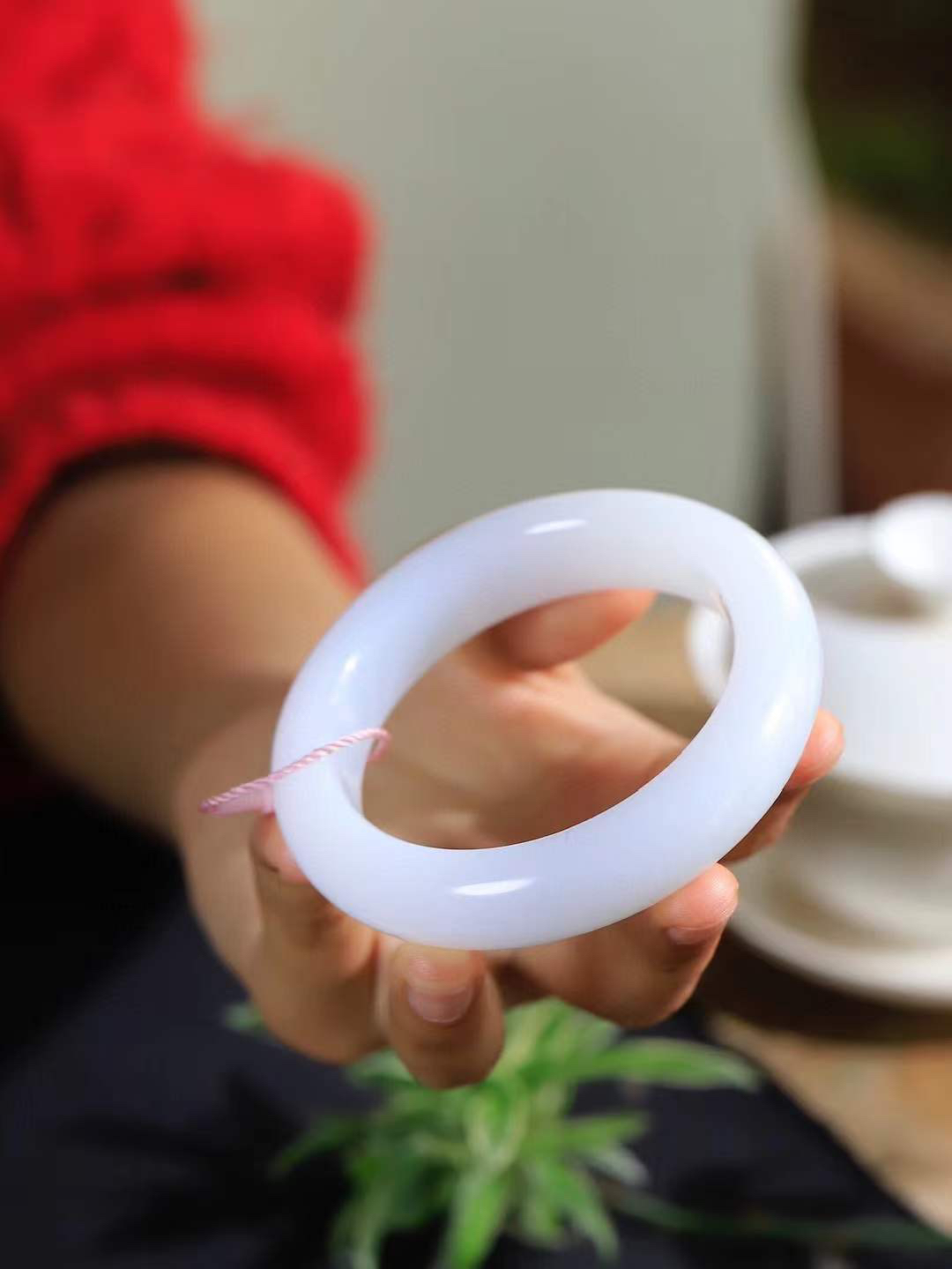 【腕间柔情.手镯】   

精品和田玉糖白玉手镯 玉质温润细腻 油性十足 古朴秀雅 轻抚岁月的栏杆软