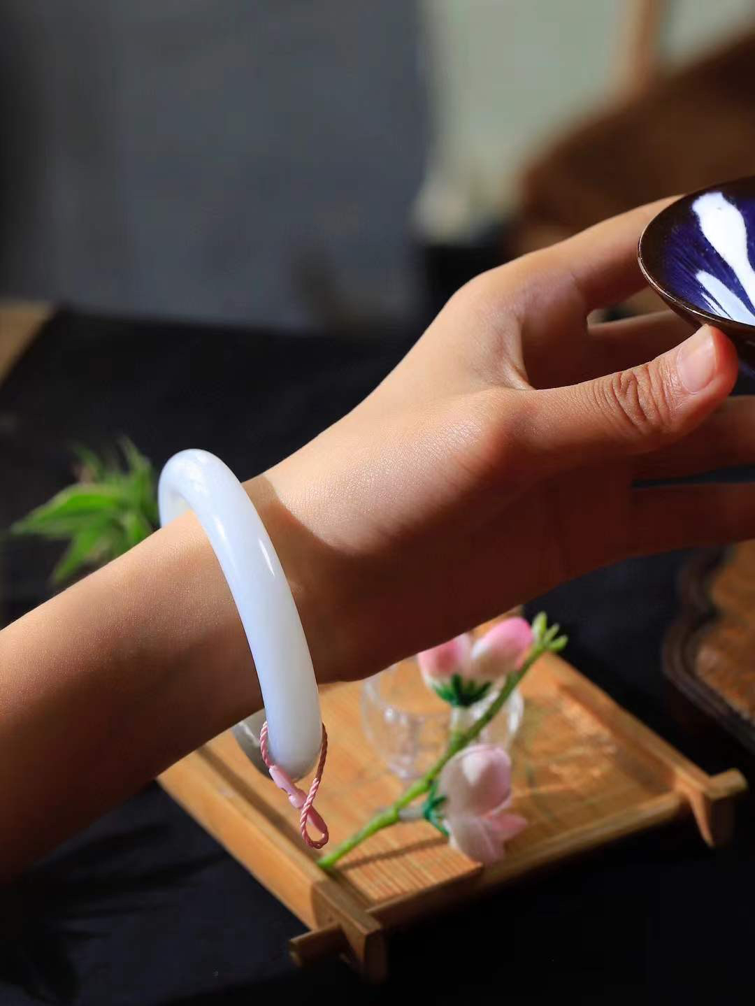 【婉约佳人.手镯】

精品和田玉白玉手镯 玉质温润细腻 油性十足 手感舒适，高华雅逸，线条流畅，简约