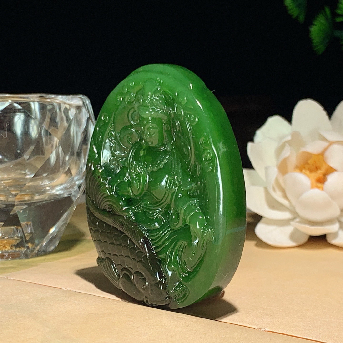 和田玉7号矿红皮料阳绿俄罗斯碧玉坐莲观音牌子挂件。尺寸59/49/13重65.5克 玉质细腻油润 底