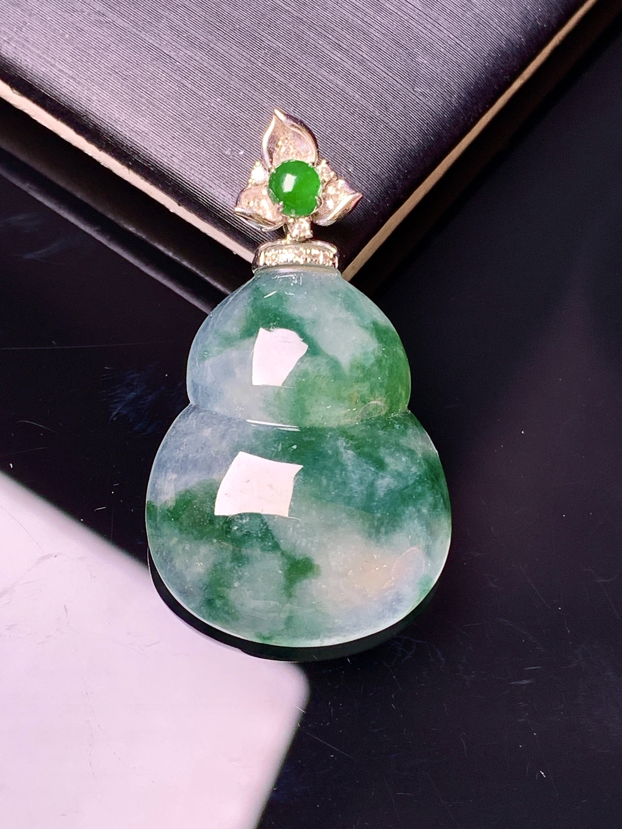 18k金钻镶嵌冰种飘绿葫芦吊坠 玉质细腻 色泽艳丽清新 水润亮眼 整体尺32.3*18.3*5.3y