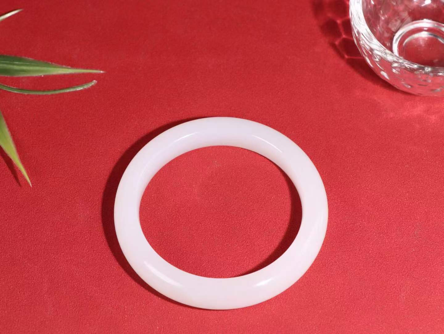 【花样年华】

精品和田玉白玉手镯，质地油润细腻，色泽高贵典雅，镯型古朴典雅。在诗情画意的雨巷相遇