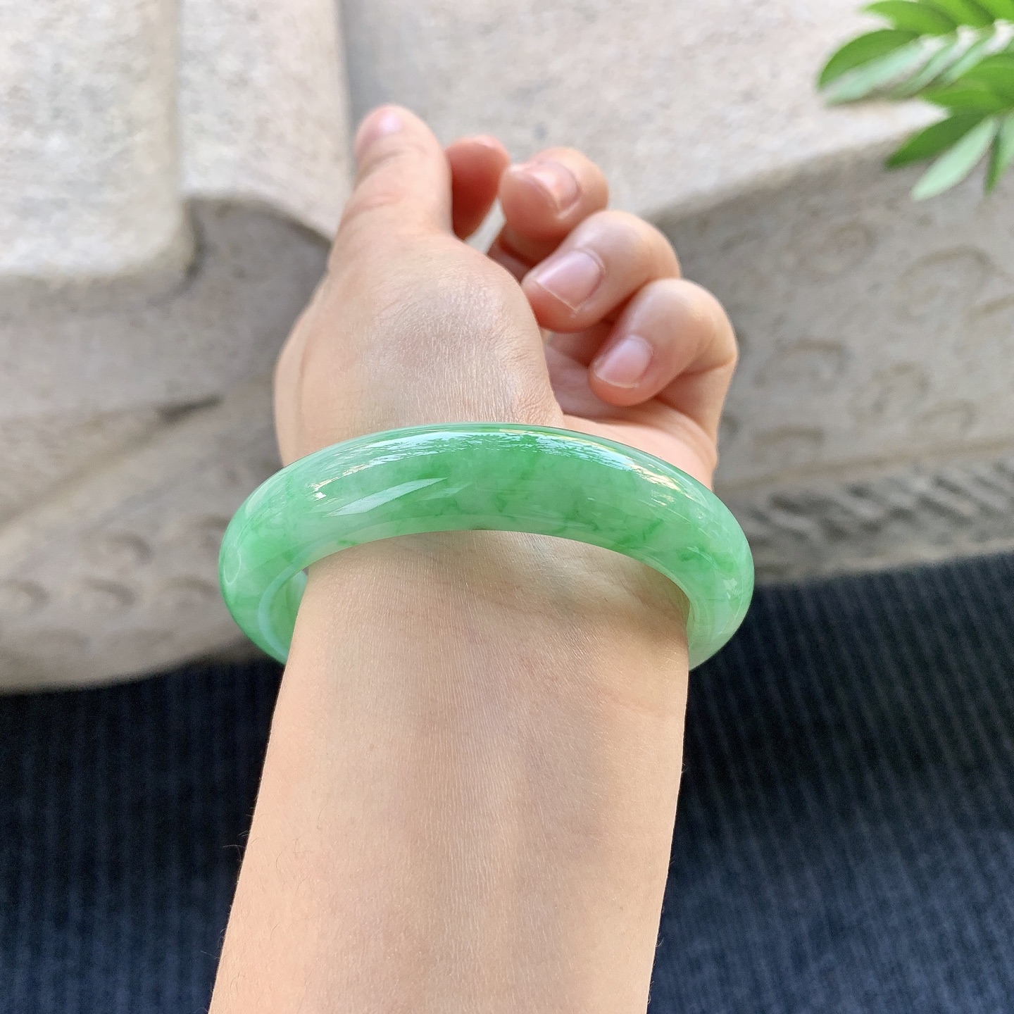 正圈54 55【圈口】54.3/12.4/8.2【编码】A1010482【描述】糯冰飘绿，水润，种老，细腻，打灯有棉线