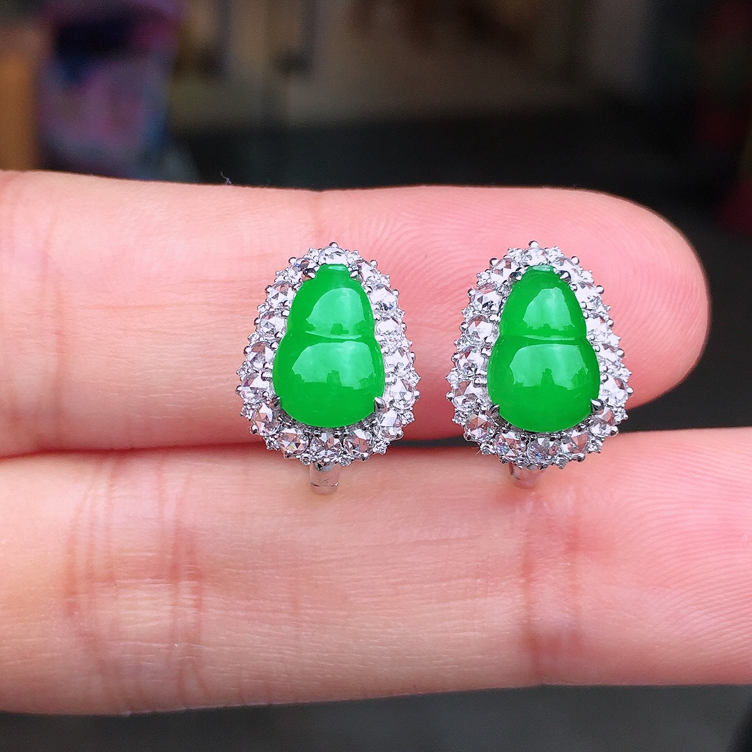 阳绿葫芦耳钉，色泽均匀艳丽，玉质细腻，荧光感超
强，饱满圆润，尽显优雅气质，18k
金豪华镶嵌