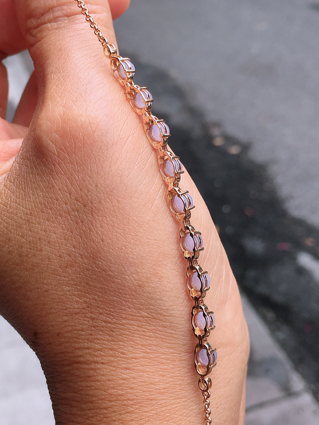 紫罗兰蛋面手链，色泽均匀艳丽，玉质细腻，荧光感超
强，饱满圆润，尽显优雅气质，18k
金豪华镶嵌