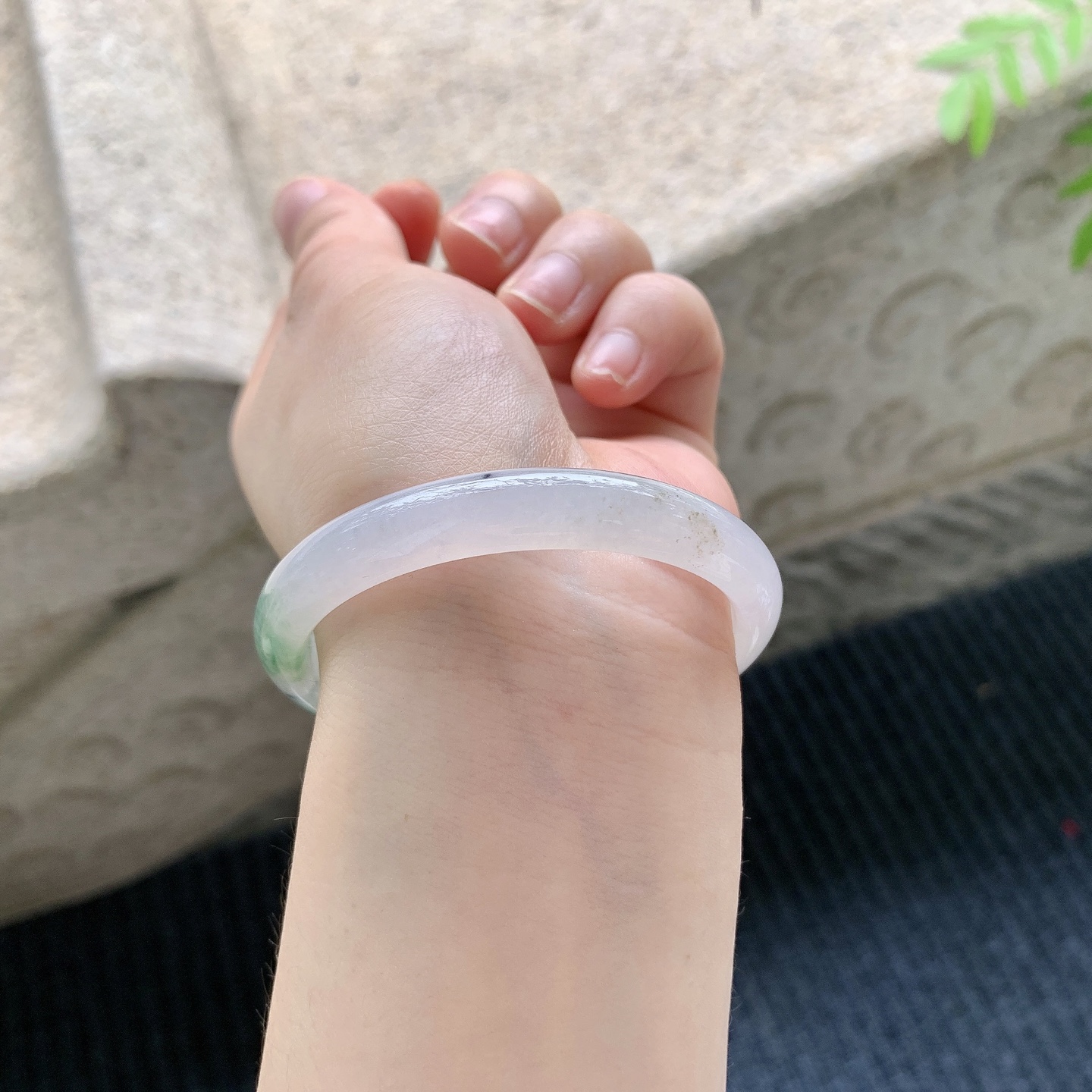 正圈50 51【圈口】51.7/9/5.8【编码】QX041206【描述】糯冰飘花，水润，种老，细腻，打灯有棉线