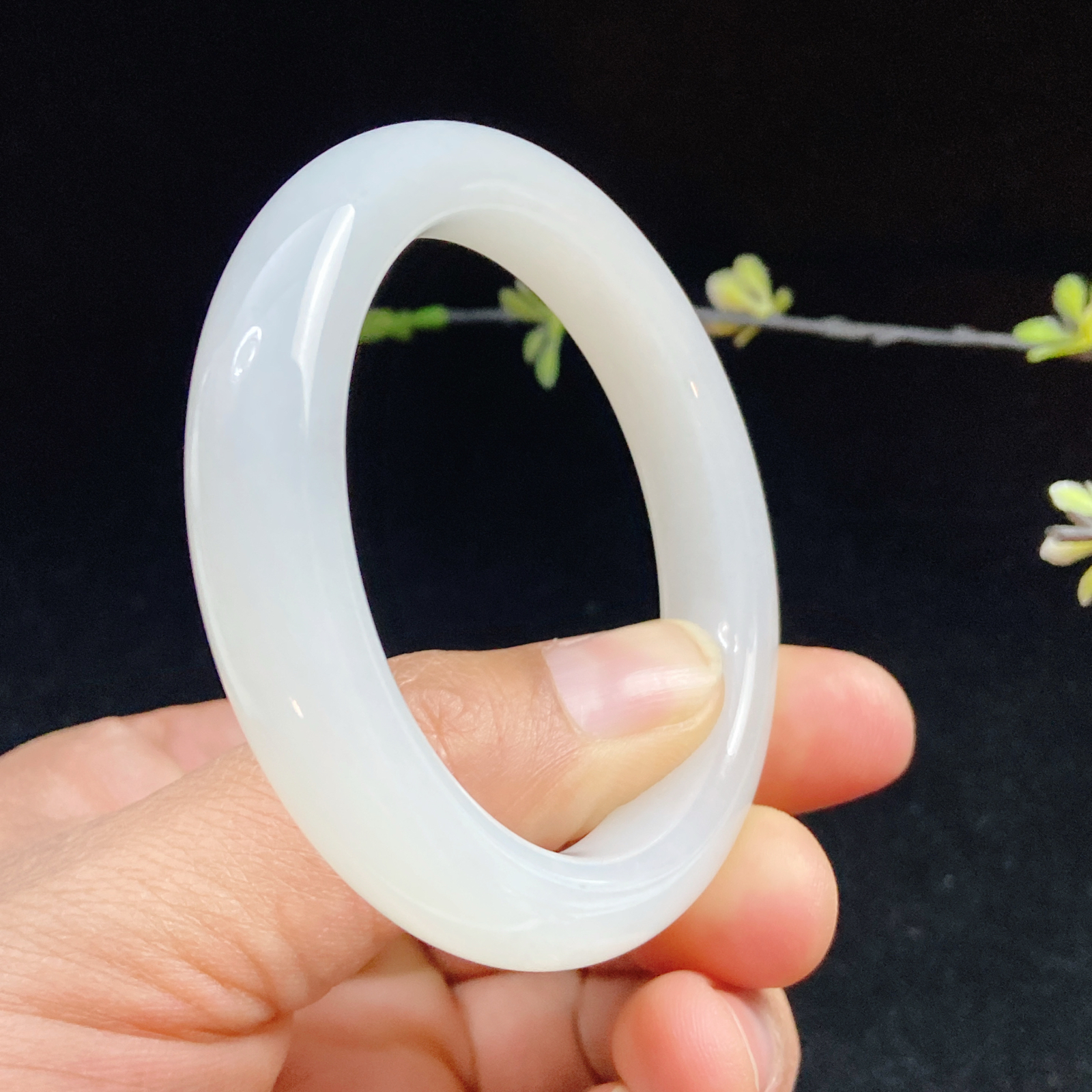 俄料57.5羊脂白玉手镯和田玉山料57圈口手镯58圈口宽12.5厚9无裂无杂无水线 细腻 高脂粉，高品质，萦绕腕间时，古韵不失时尚，素雅不失品味，细腻光滑的触感，使人沉醉，气质高雅 魅力动人