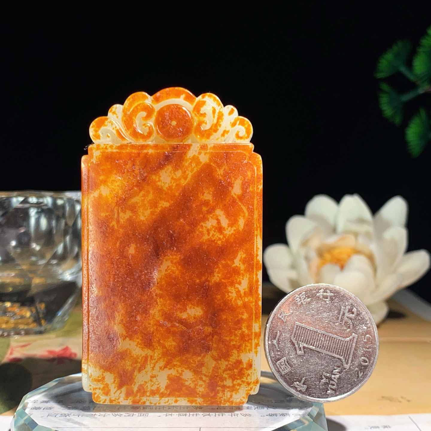 新疆和田玉红皮料平安无事牌挂件！尺寸66/37/10重64.5克。玉质细腻油润。手推出油。品相大气 lt260410