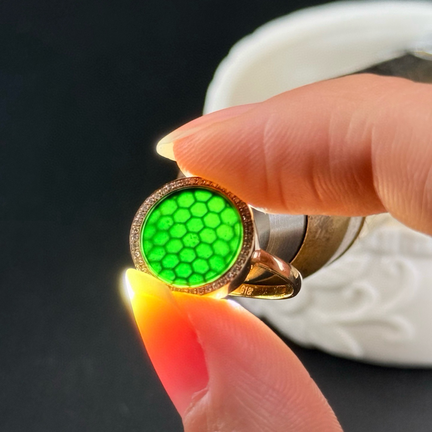 精品18k墨翠圆牌女戒 种好色正 黑度极好 打灯通透 油性十足 尺寸13.5