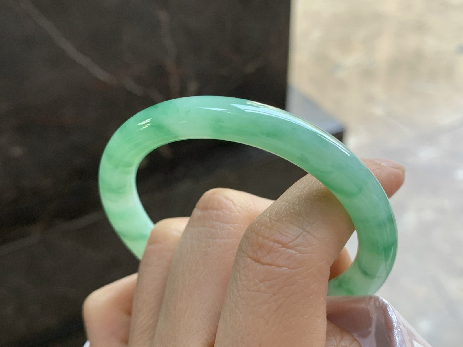 52-9

飘绿圆条手镯^_^色阳 细腻