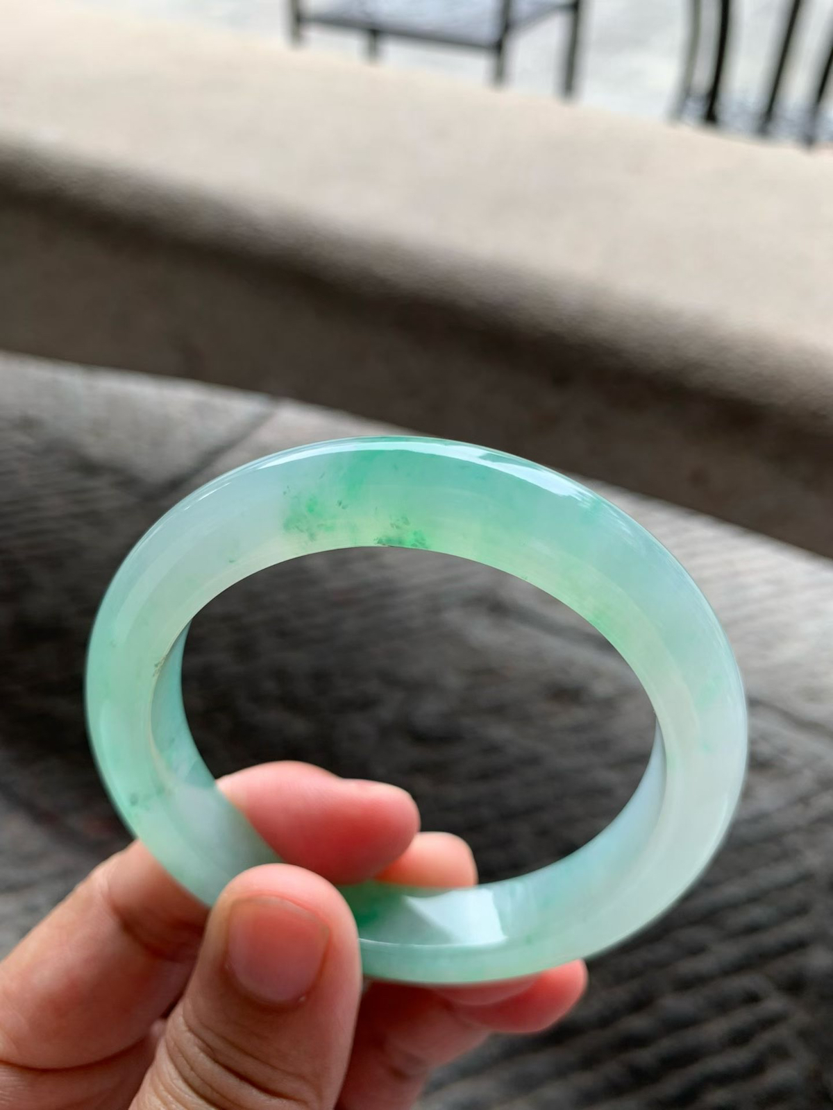 飘绿花正圈手镯尺寸56*11*9 老种通透，纯净细腻，胶润无比，颜色清新柔和，花色灵动轻盈！