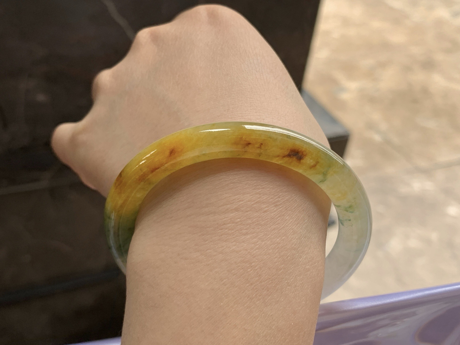 53-10

黄翡圆条手镯^_^鲜艳