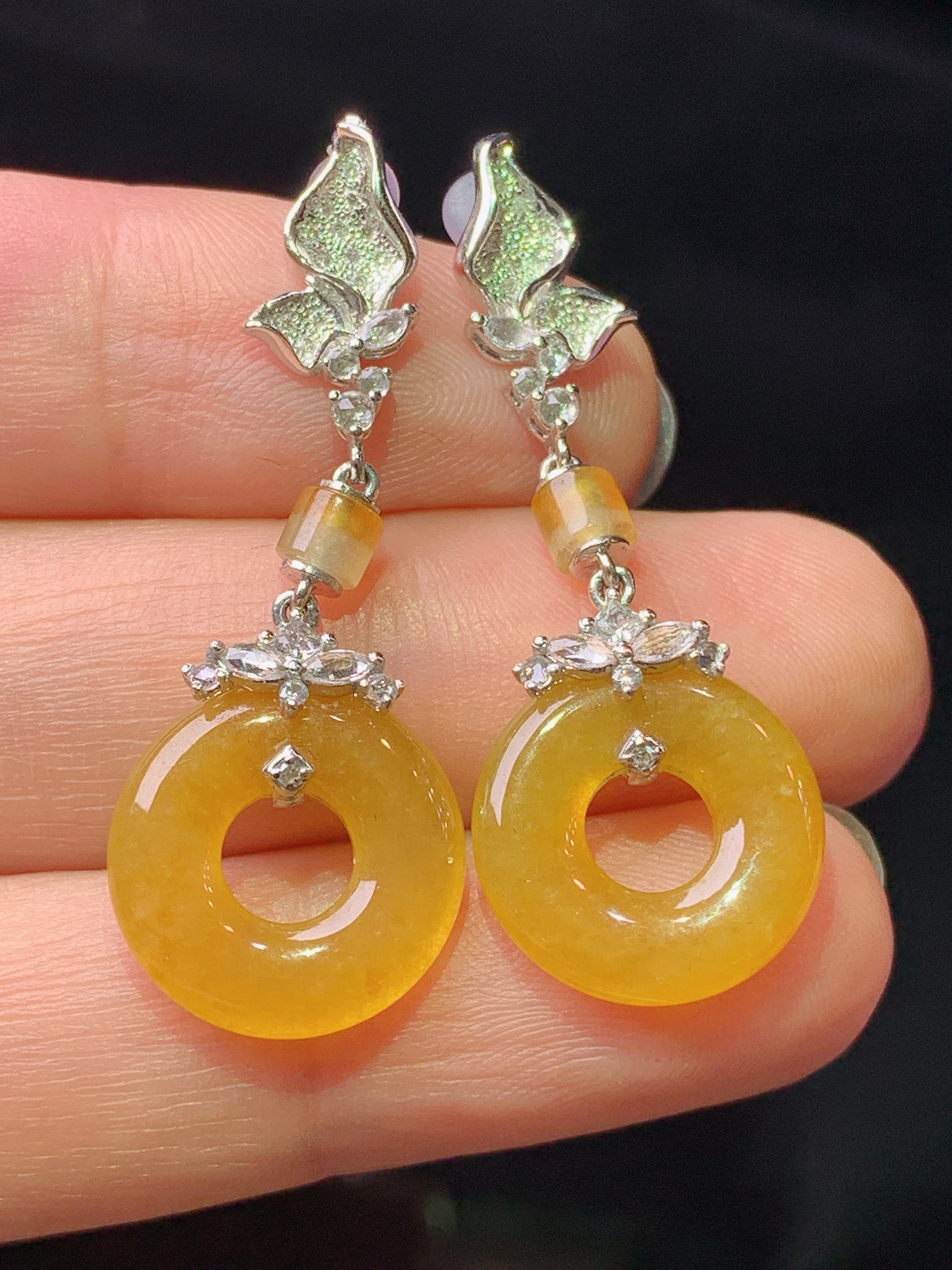 18k金钻镶嵌黄翡平安环耳坠 玉质细腻 色泽艳丽清新 水润亮眼 整体尺寸36.8*13.5*3.2c5