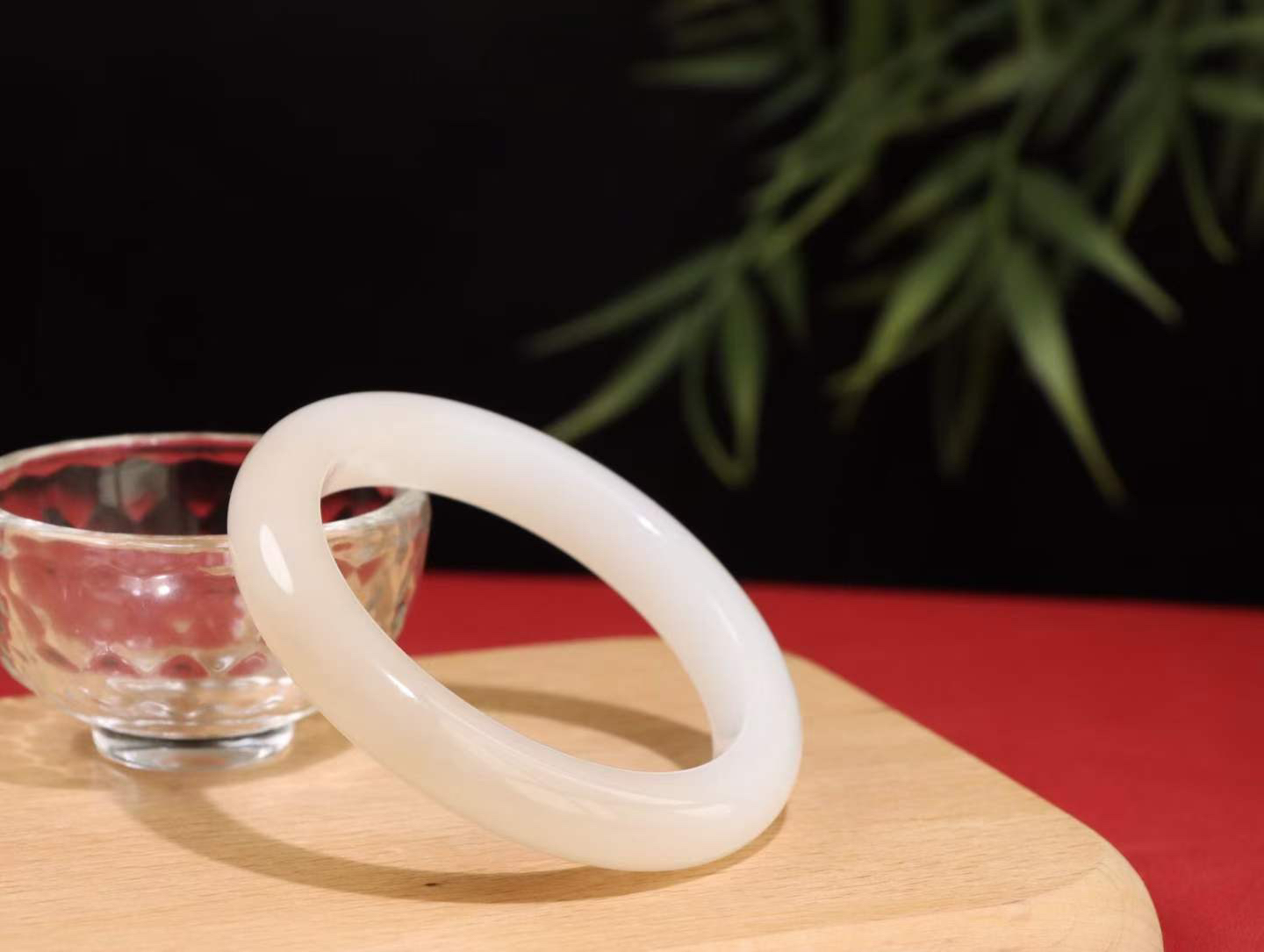 【一见倾心】

精品和田玉白加藕粉双色手镯，色彩温馨，玉质温润细腻 油性十足 手感舒适，款式精美，高华雅逸，线条流畅，佩戴于腕间，婉约之美，举手投足间透出那低调奢华。
重55克  圈口57.3mm 尺寸57-11.5-9.5mm FSO26248038218