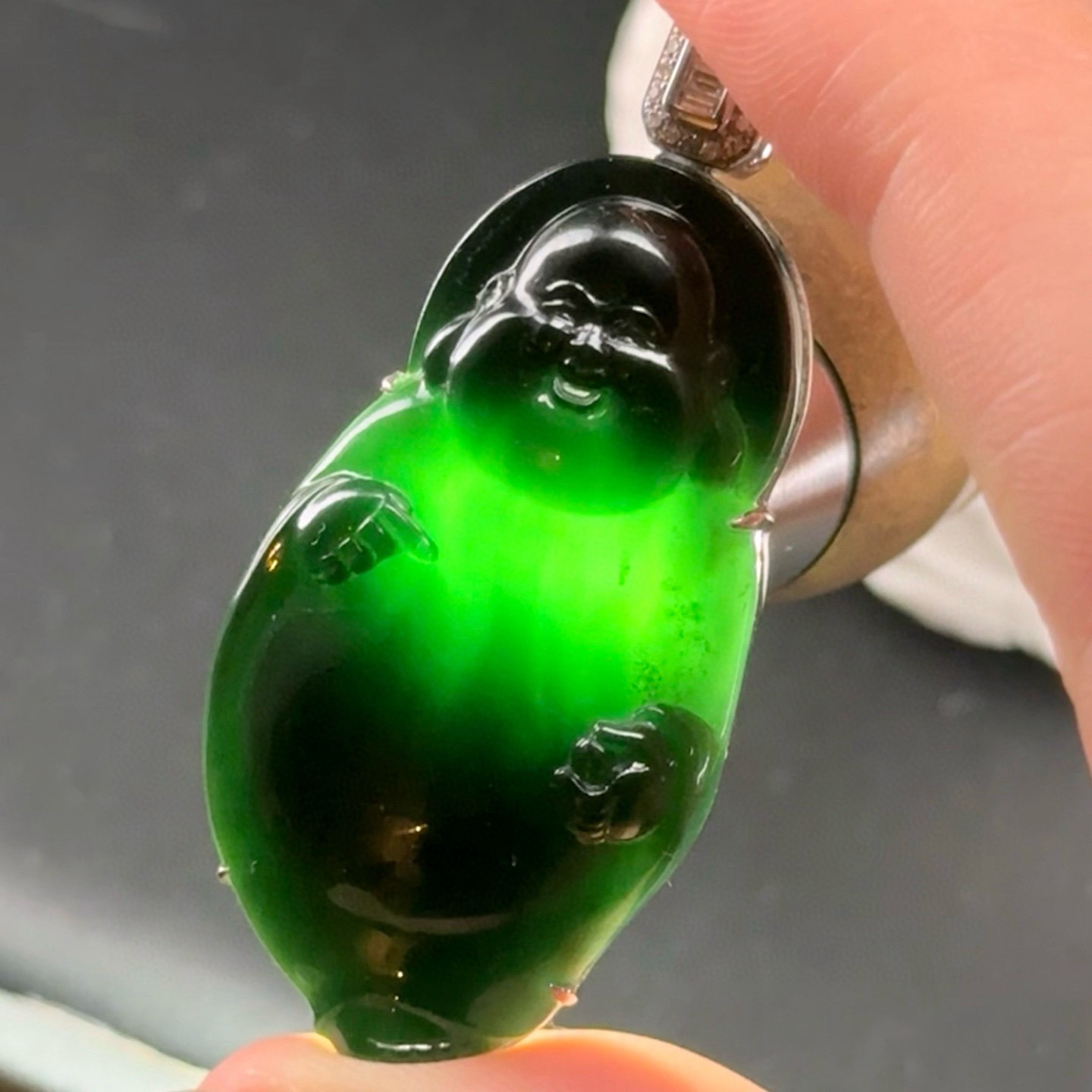 精品18k墨翠站佛 种好色正 黑度极好 打灯通透 油性十足 尺寸50.1