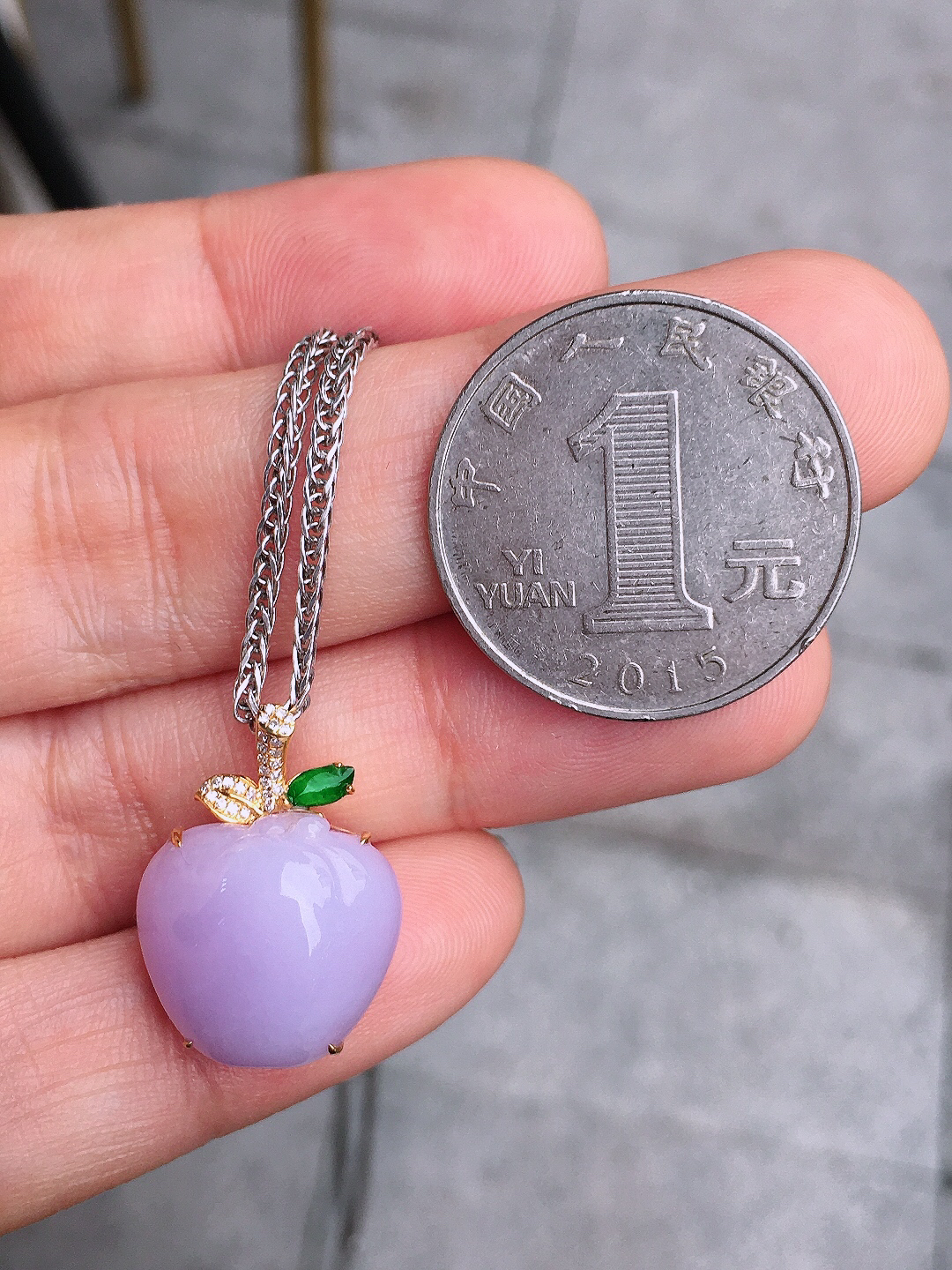 紫罗兰【苹果】吊坠，色泽均匀艳丽，玉质细腻，荧光感超
强，饱满圆润，尽显优雅气质，18k
金豪华镶嵌