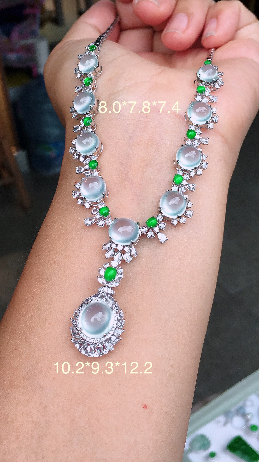 玻璃种蛋面晚装项链，玉质细腻，荧光感超
强，饱满圆润，尽显优雅气质，18k
金豪华镶嵌