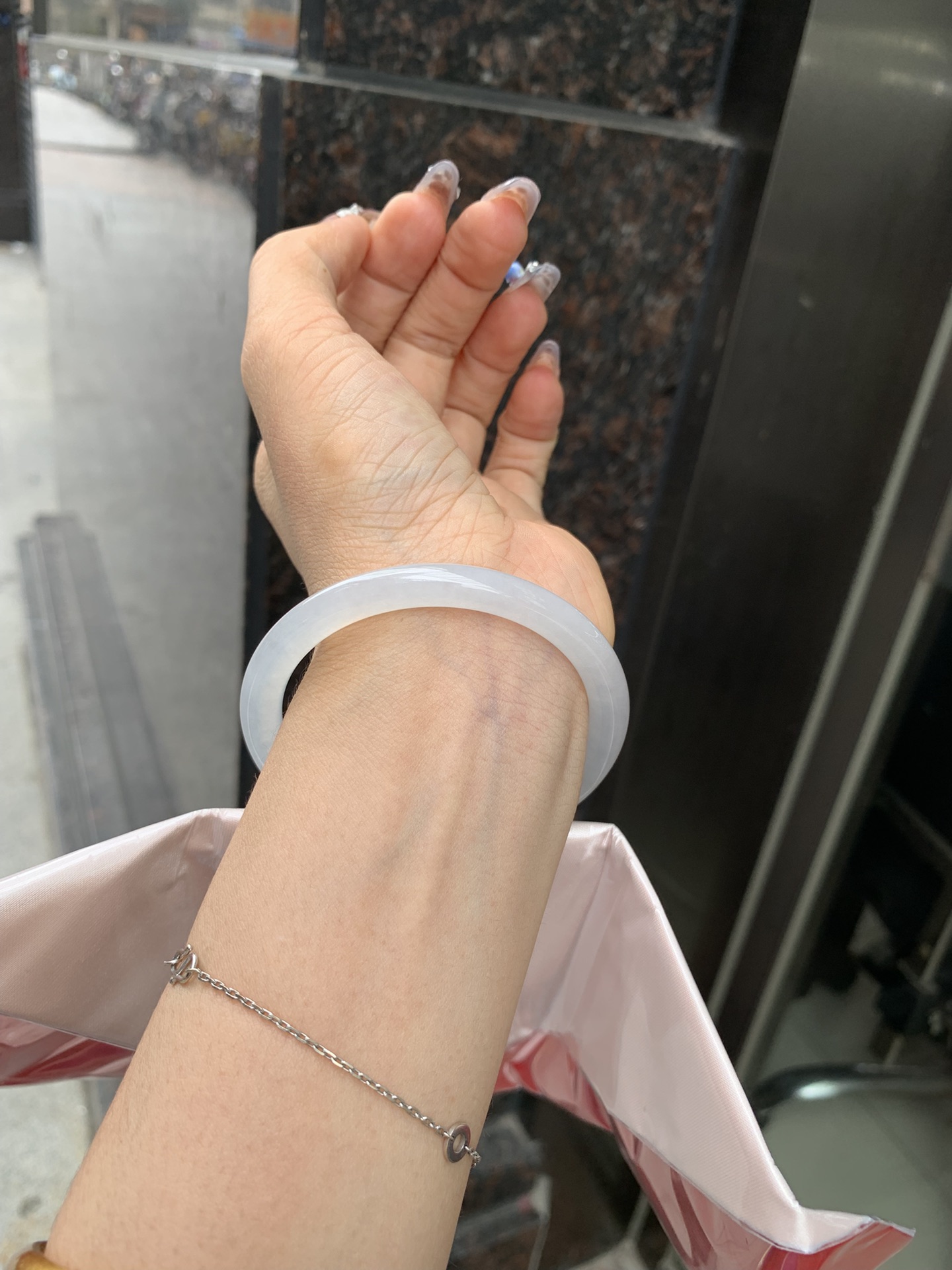 白月光美人条 54.3-7-6 0412-N410-3 打灯细纹，底妆细腻，水水润润的白月光，如同夜空中最温柔的那一抹月光，轻轻洒落你的手腕，带来一份宁静与雅致