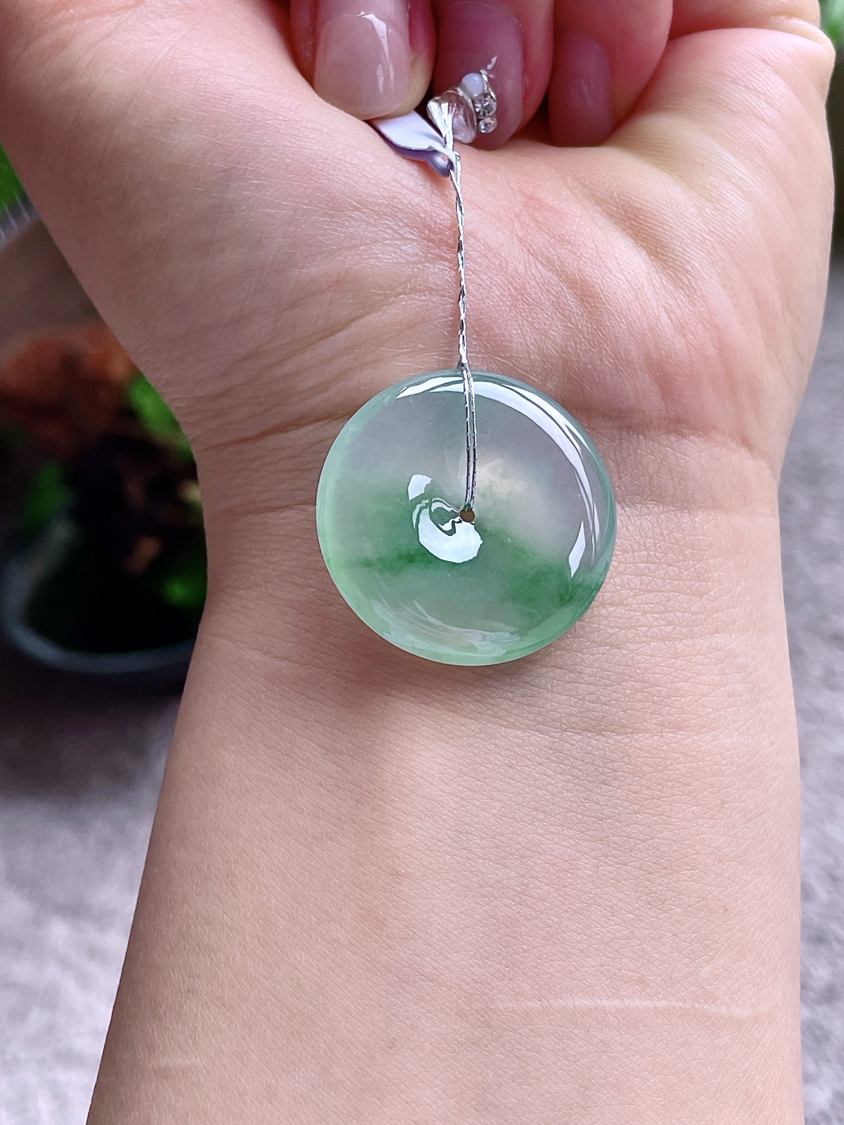 【裸石】高冰飘花平安扣吊坠
【说明】缅料 性价比高  
【尺寸】28.7-5.7