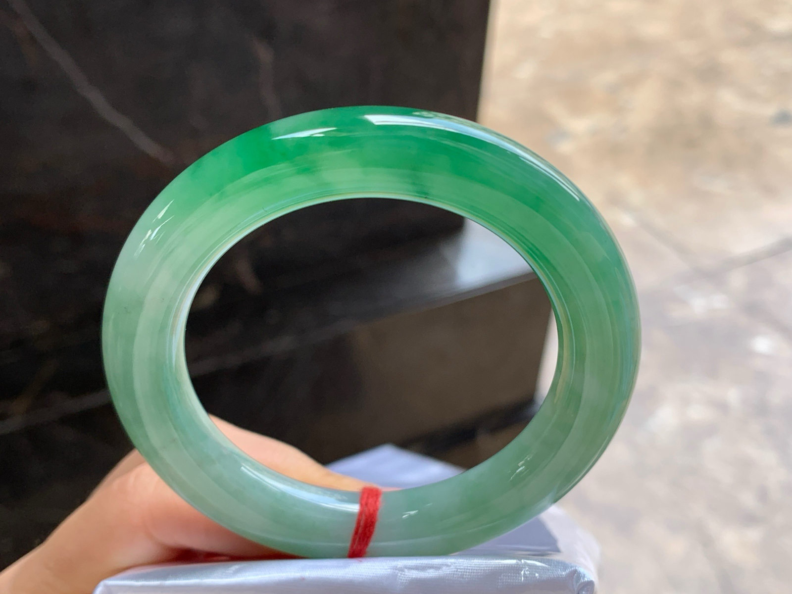 54-11

绿色圆条手镯^_^鲜艳 玉质温润