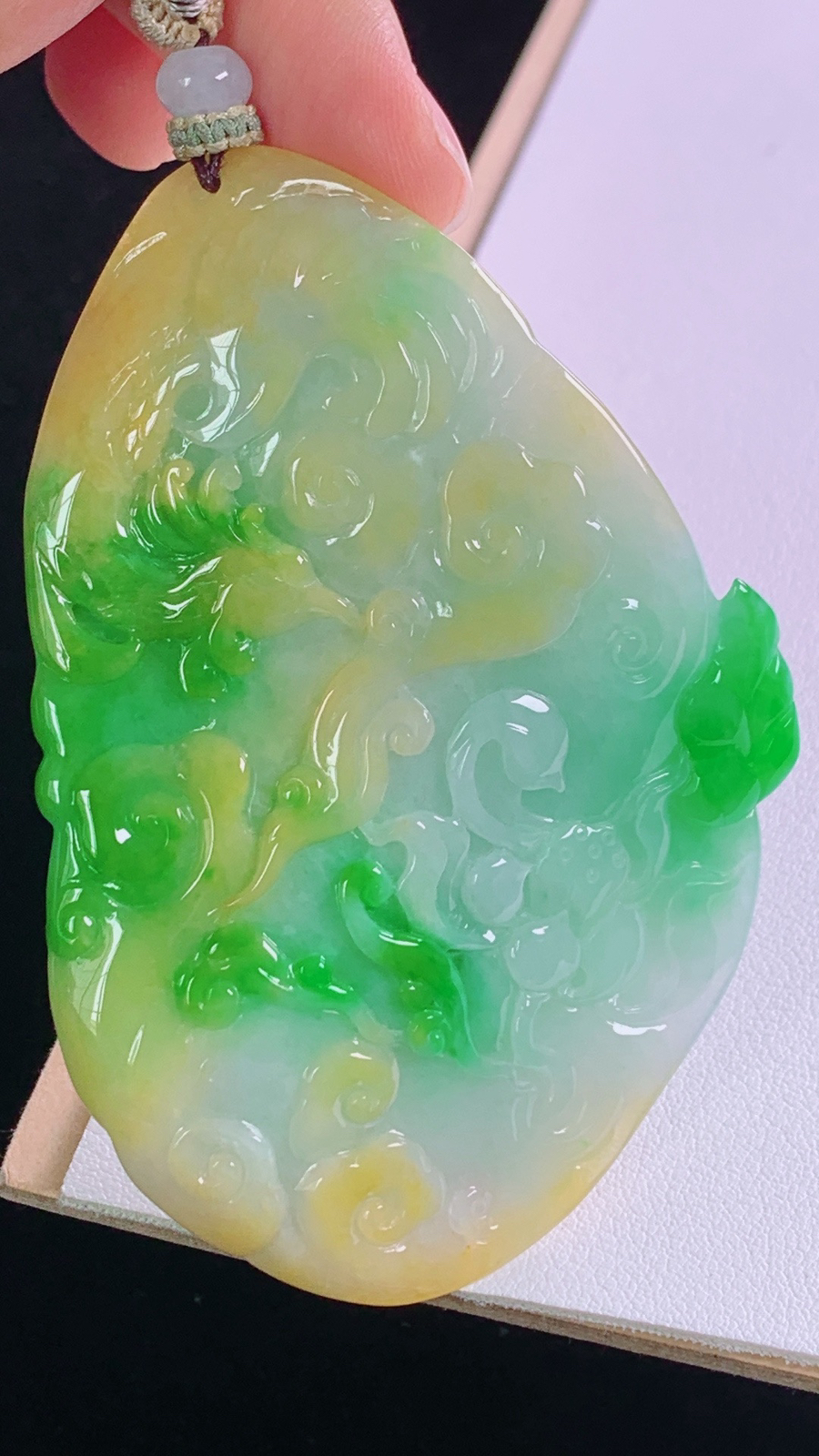 三彩千手观音
色彩丰富，雕工精湛，
尺寸:90.7-83.1-56.7-17.2mm 9