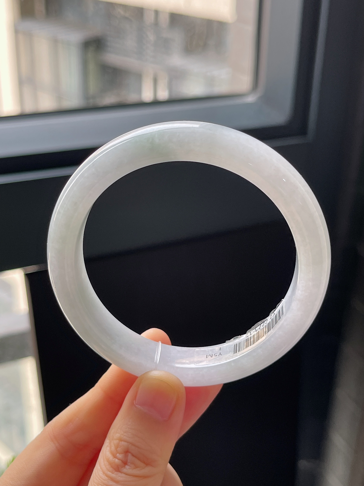 正圈56.8圈口，翡翠冰糯种淡绿色手镯