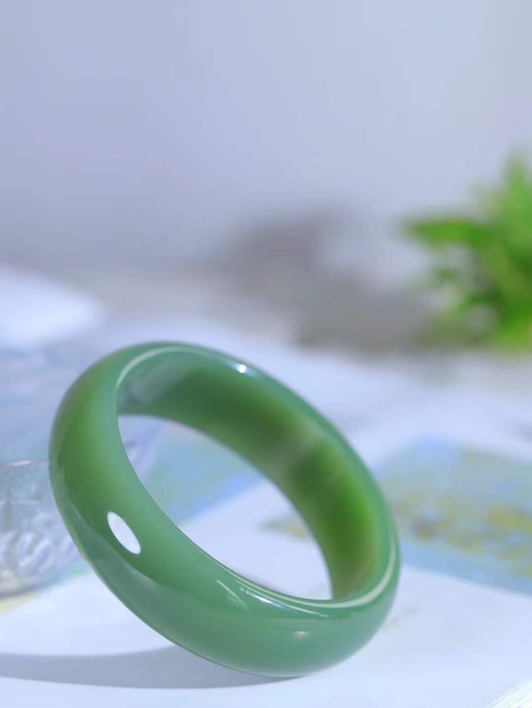 【碧波流转·手镯】

收藏级臻品️和田玉碧玉手镯，玉质细腻温润，手感舒适，️线条流畅，简约大气，美自天成，佩戴于腕间，婉约之美，举手投足间透出那份低调奢华，醉人心扉。
重83.5克 内径圈口60mm  尺寸19.8-8mm  FDT-11461133